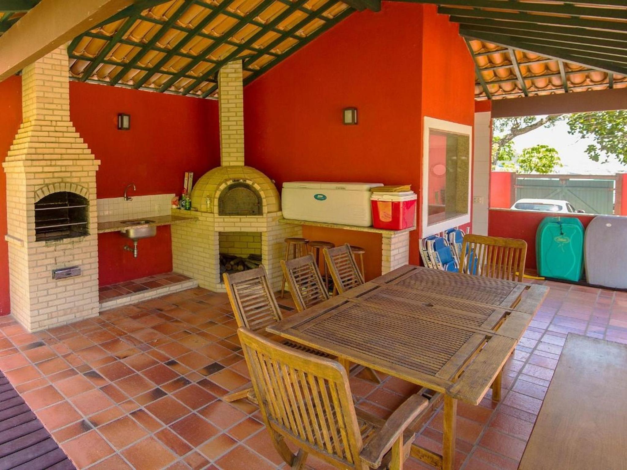 Pé na Areia da Praia dos Ossos e Seis Suítes