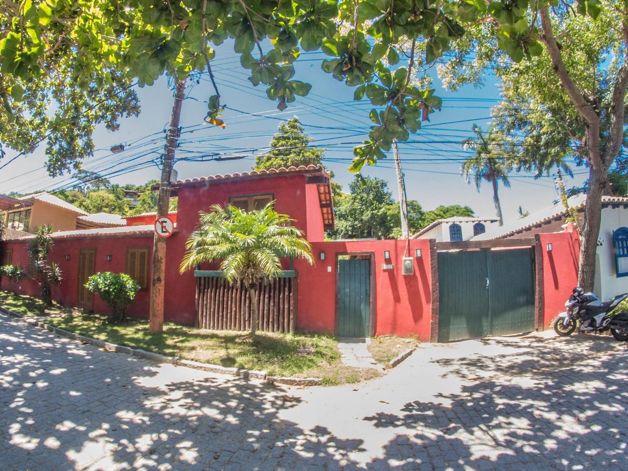 Pé na Areia da Praia dos Ossos e Seis Suítes