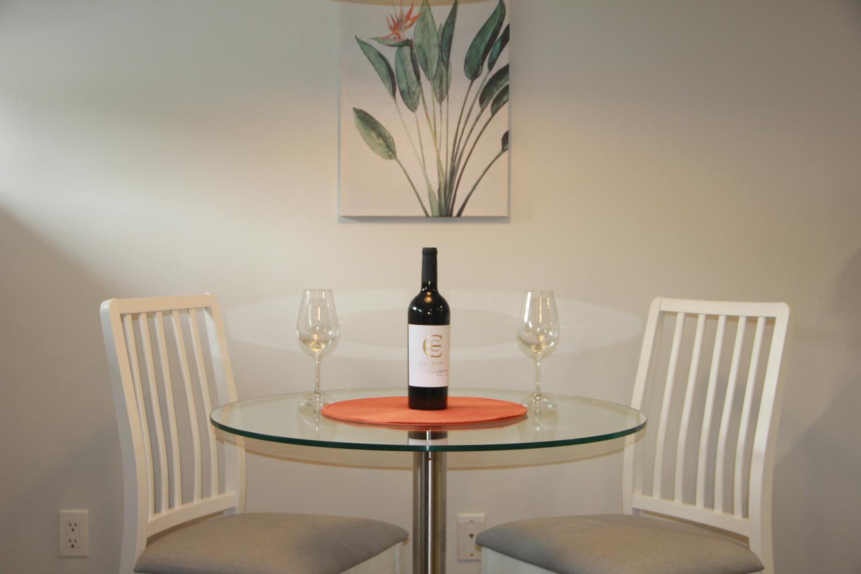 HiddenGem-private modern suite on trendy Main St