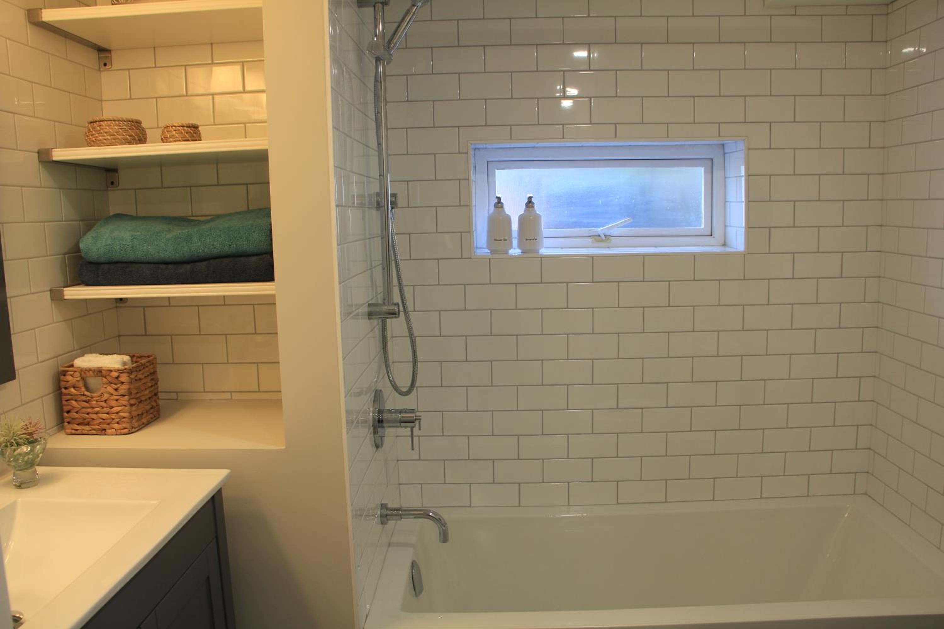 HiddenGem-private modern suite on trendy Main St