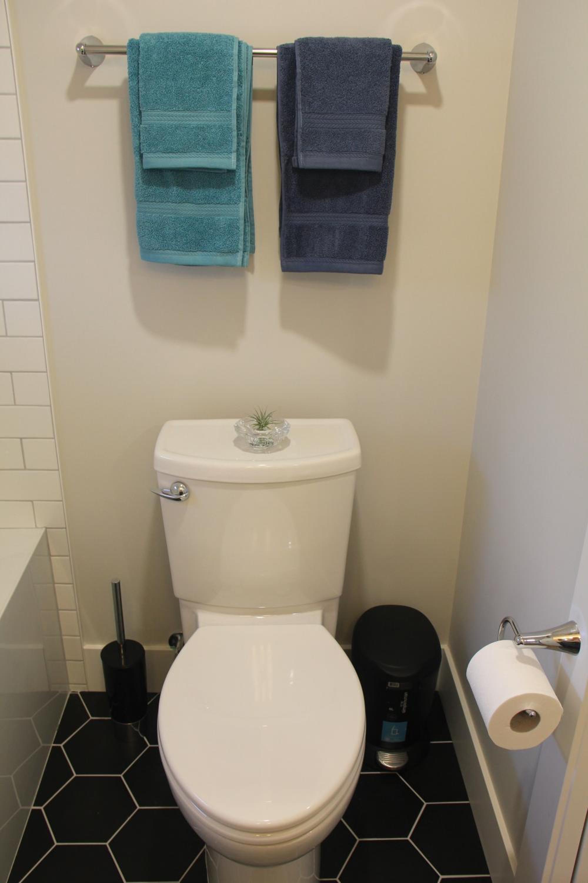 HiddenGem-private modern suite on trendy Main St