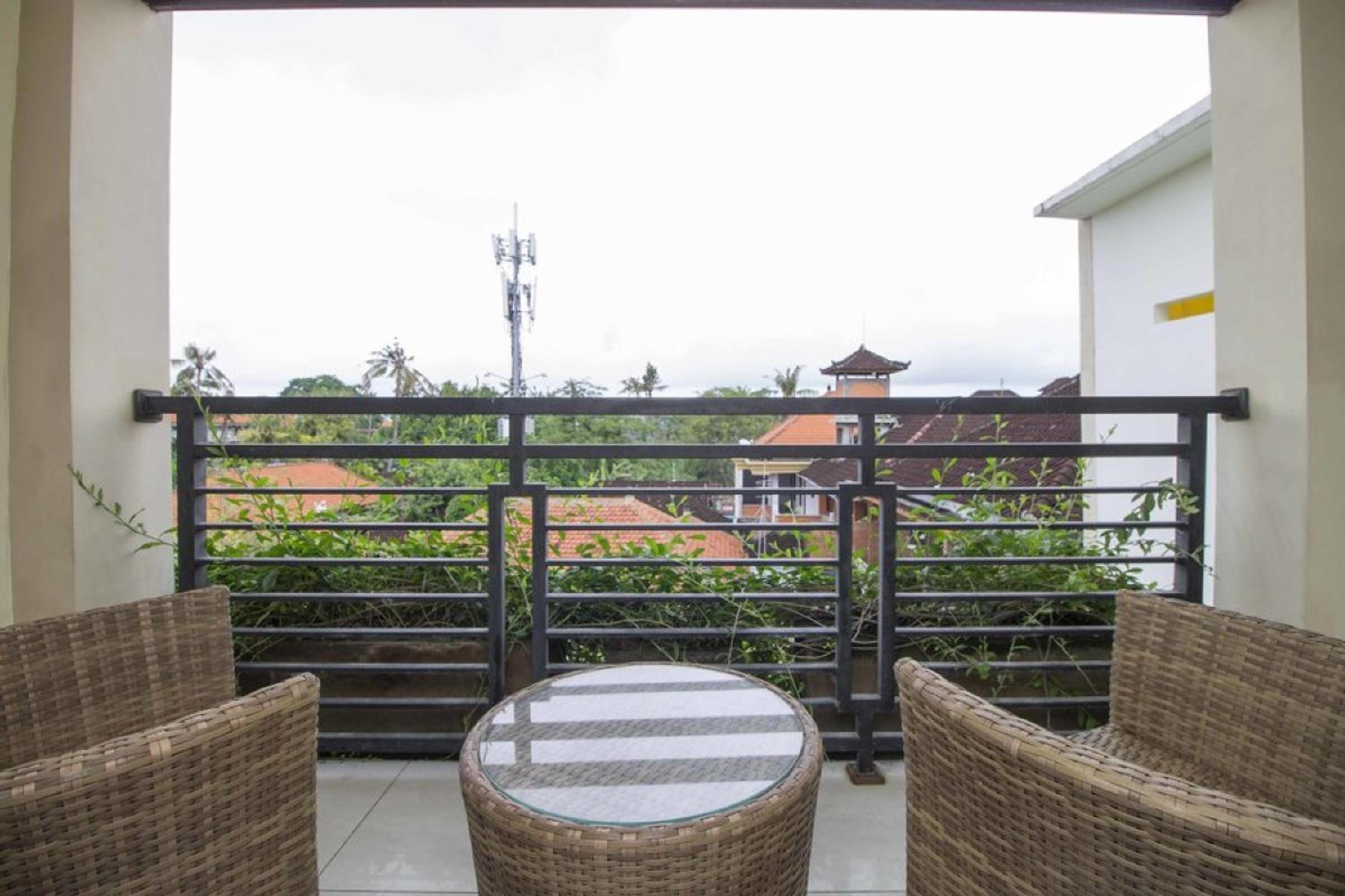 RedDoorz at Benesari 2 Legian view 4