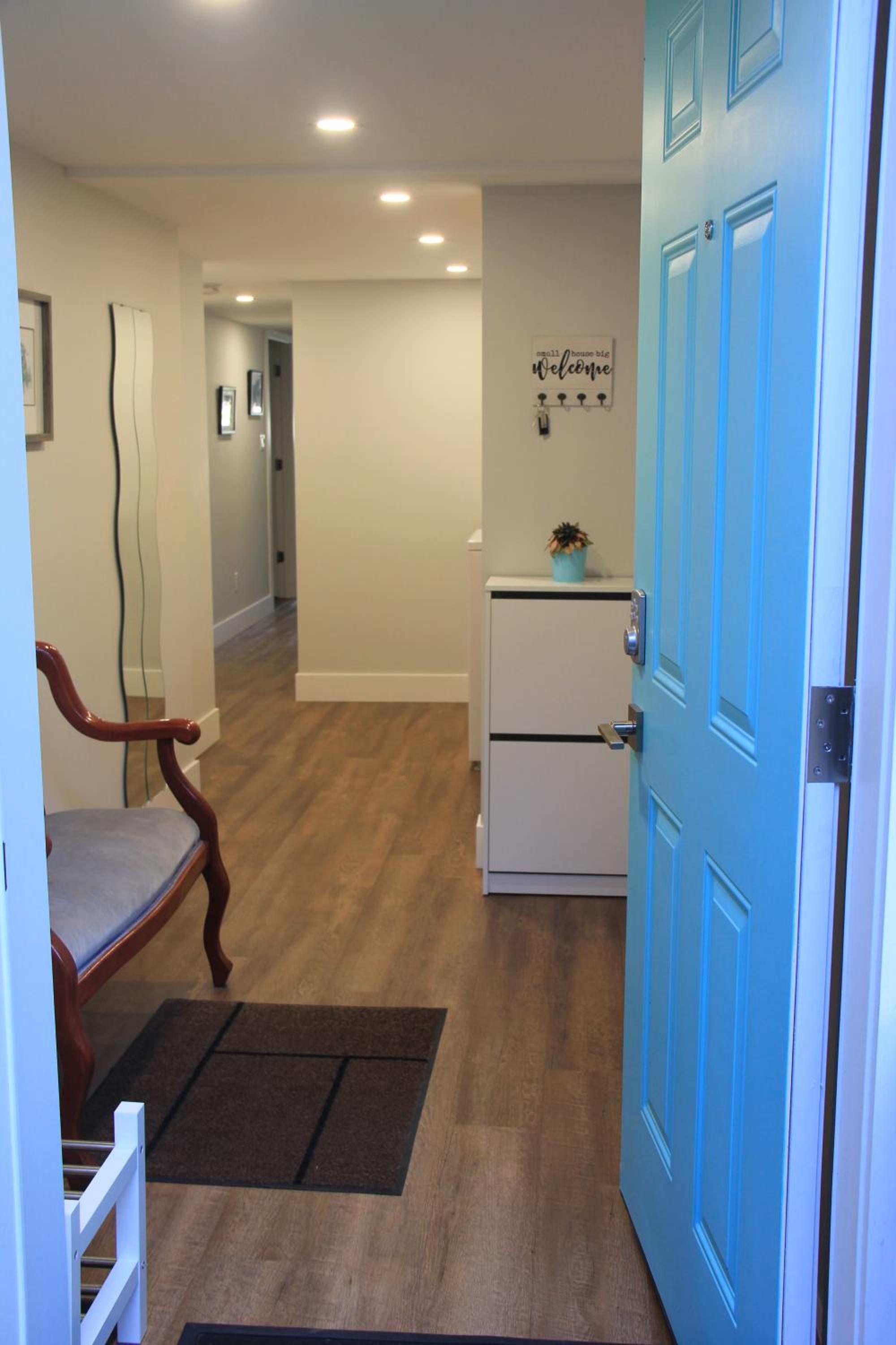 HiddenGem-private modern suite on trendy Main St