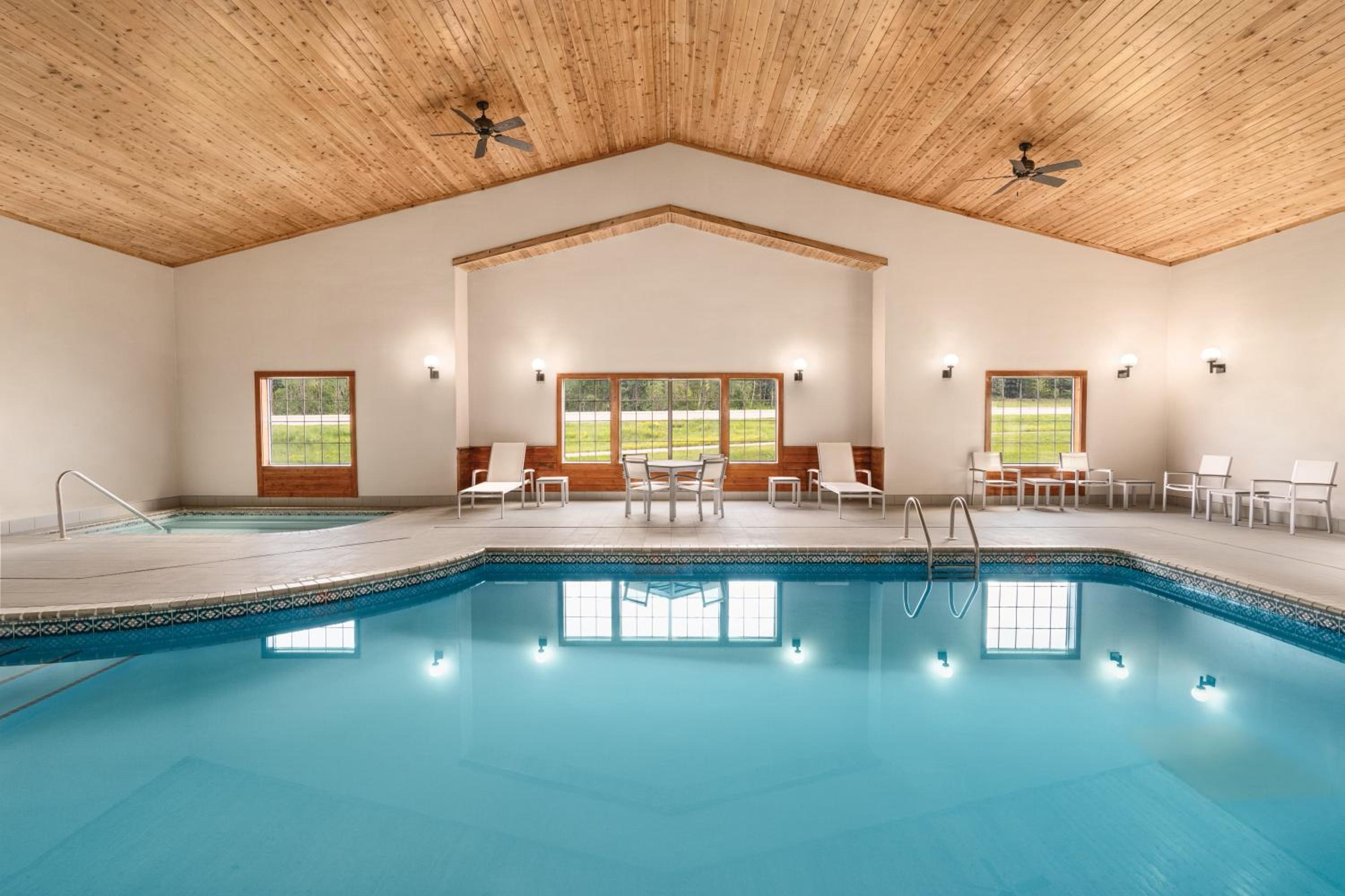 Country Inn & Suites by Radisson, Detroit Lakes, MN