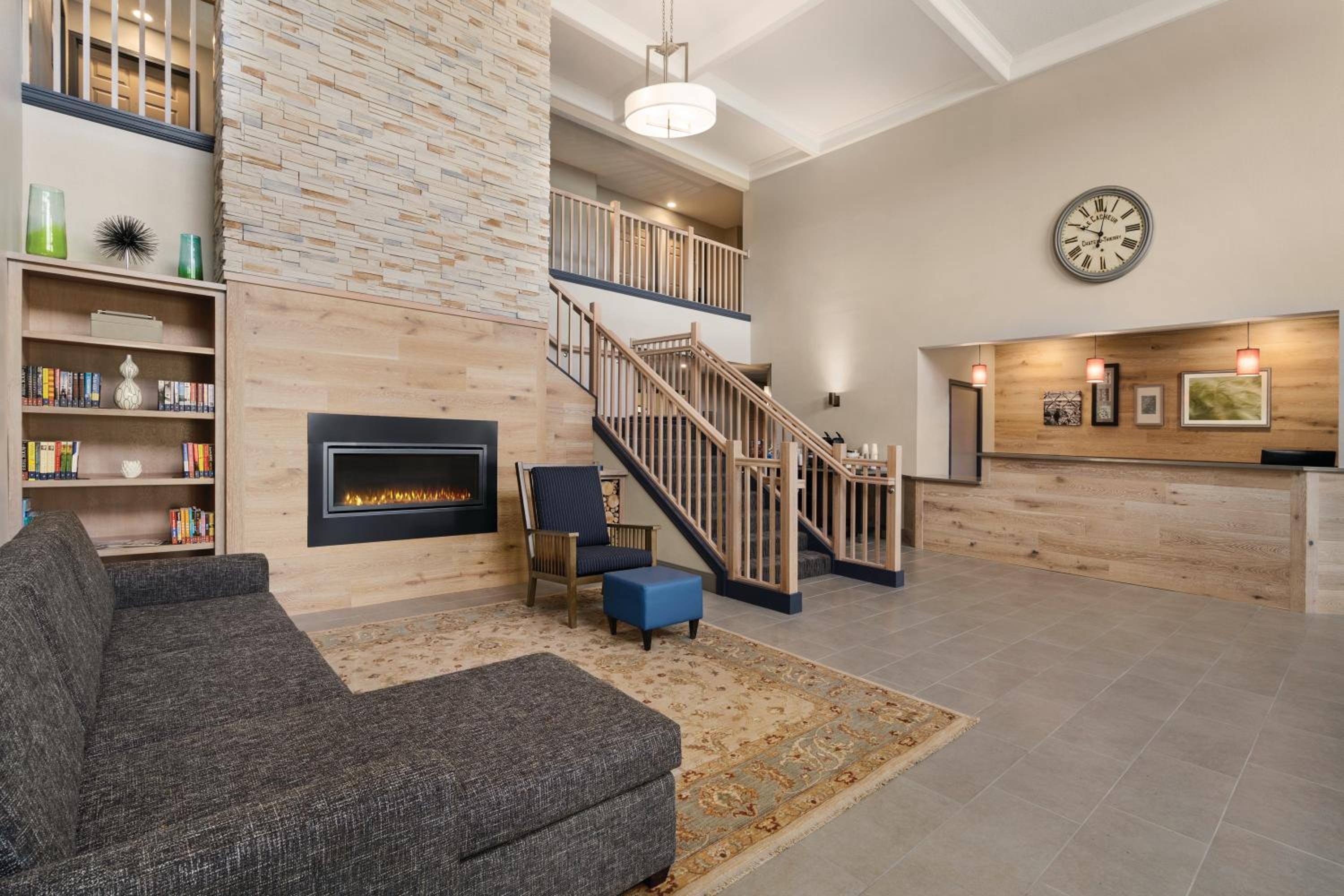 Country Inn & Suites by Radisson, Detroit Lakes, MN