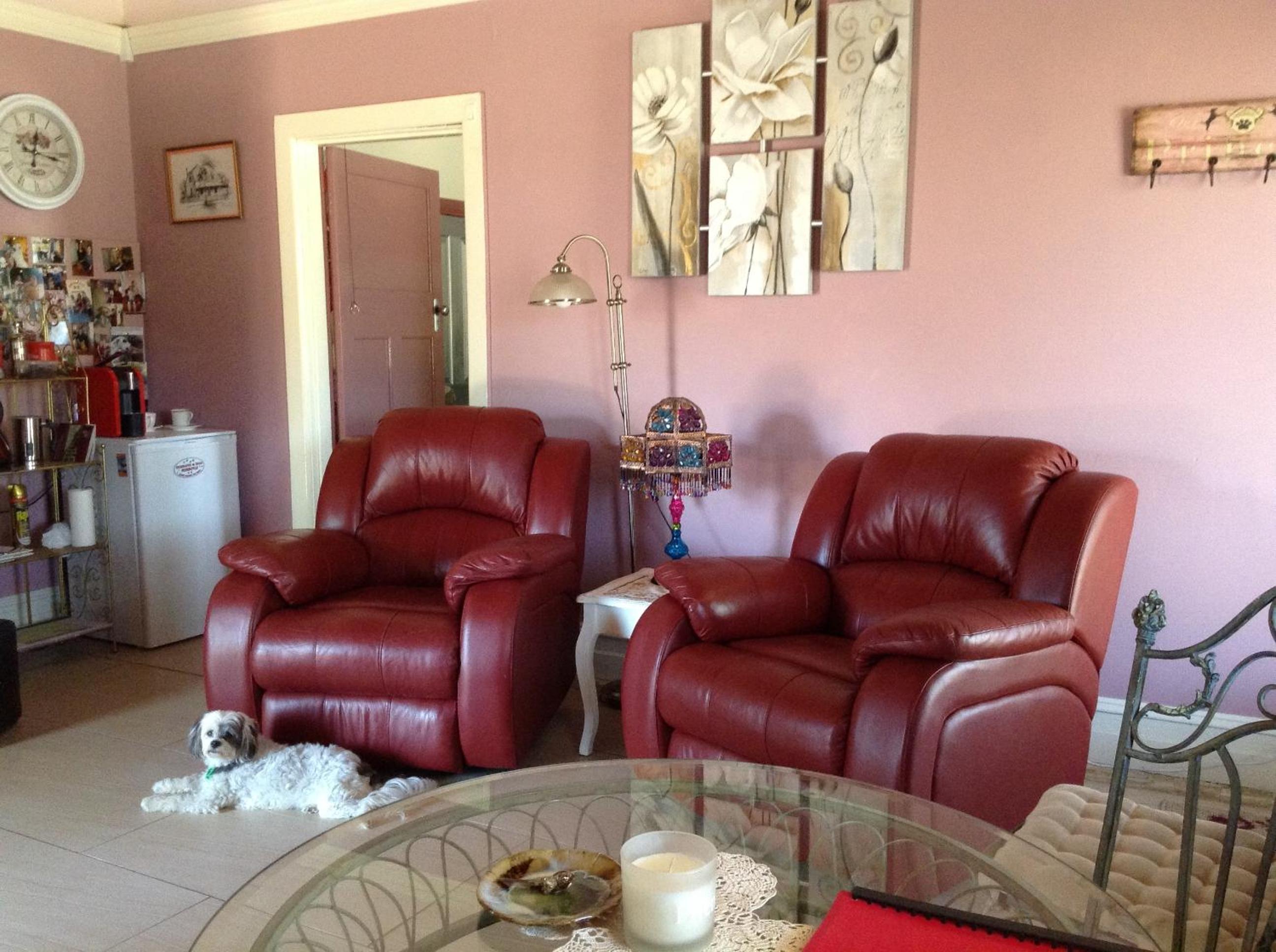 Must Love Dogs B&B & Self Contained Cottage