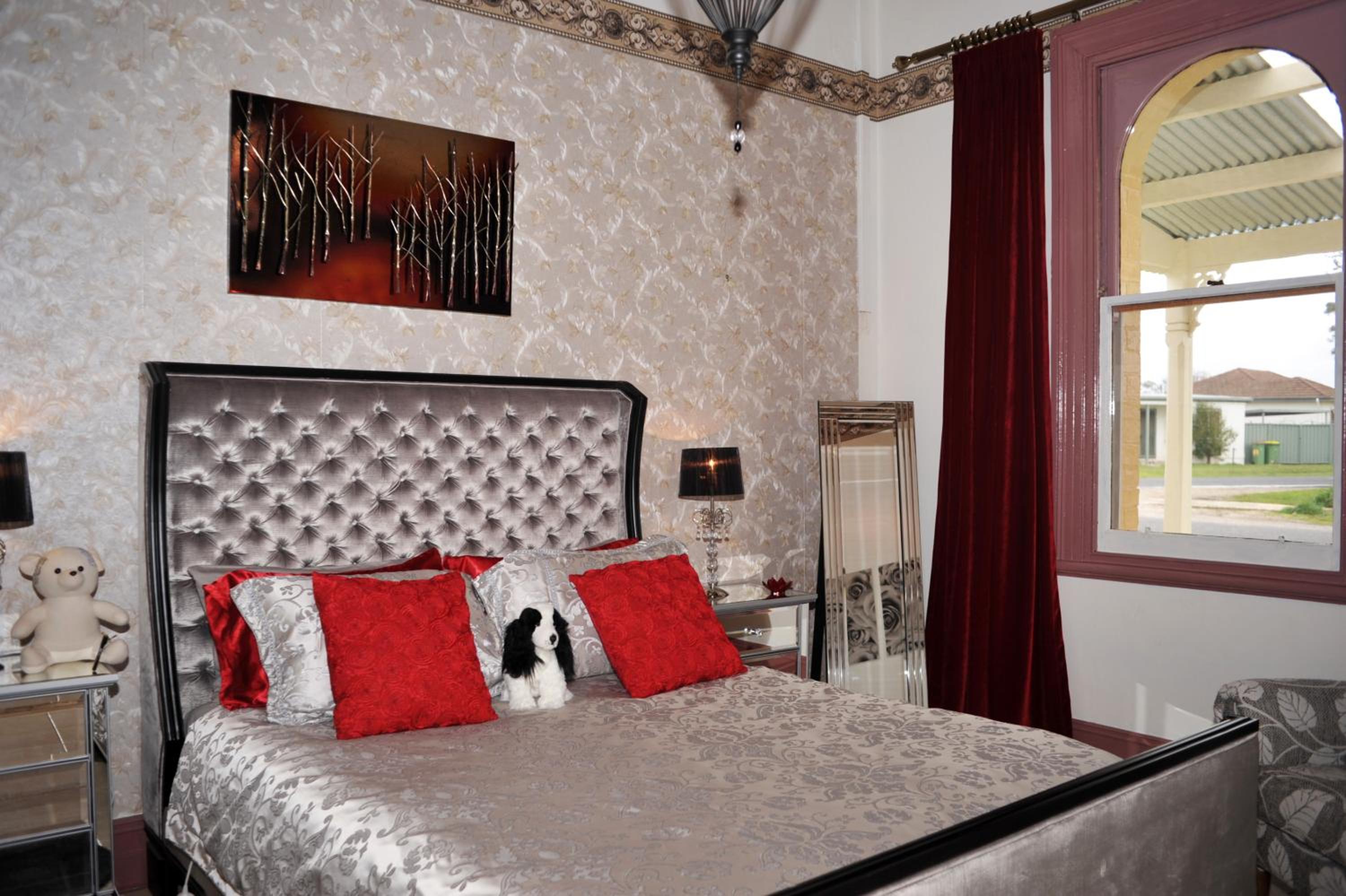 Must Love Dogs B&B & Self Contained Cottage