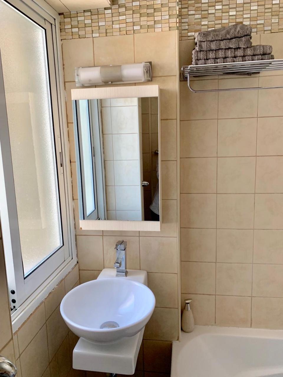 Modern 2 bed room large apartment view 4