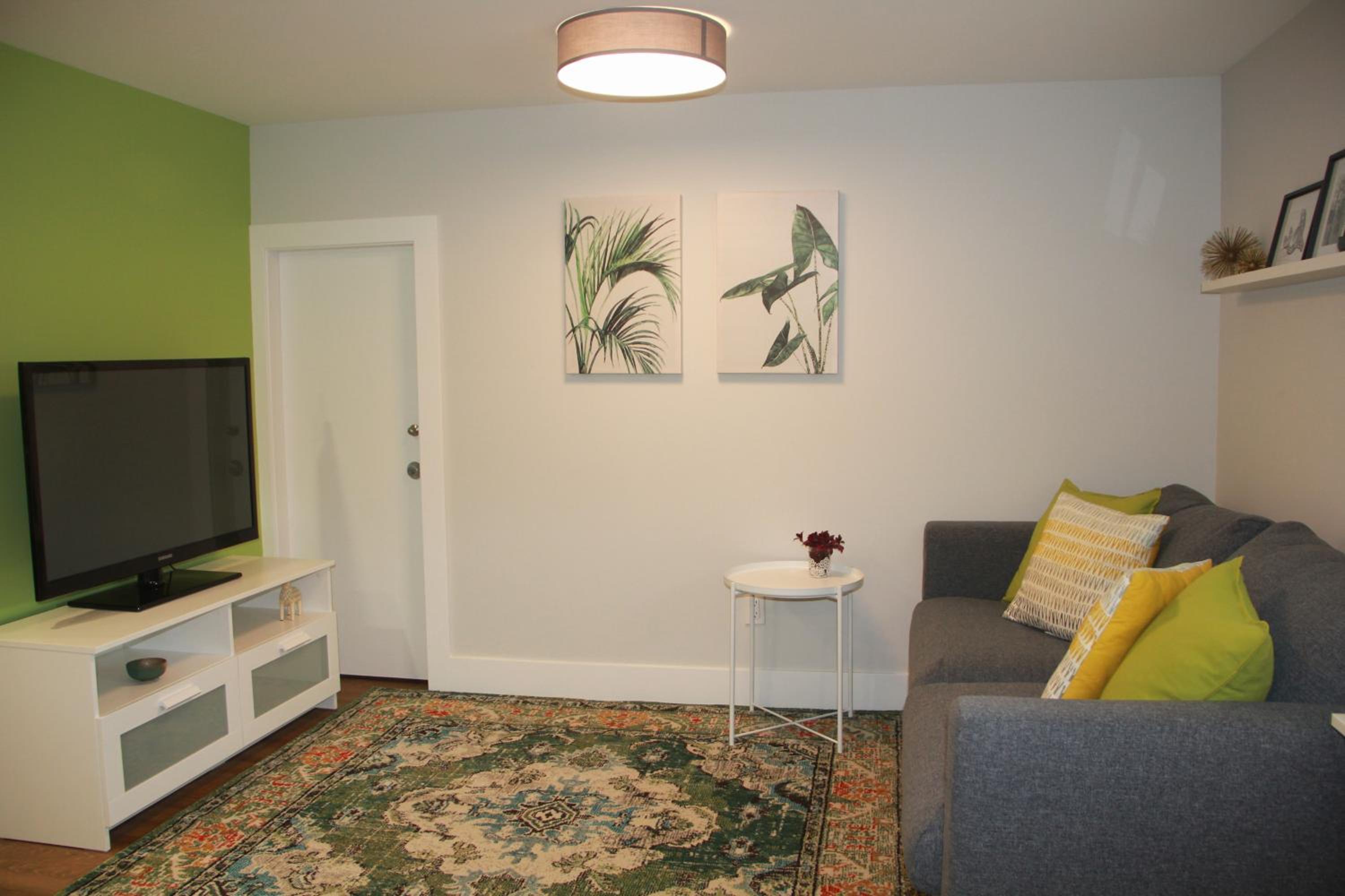 HiddenGem-private modern suite on trendy Main St