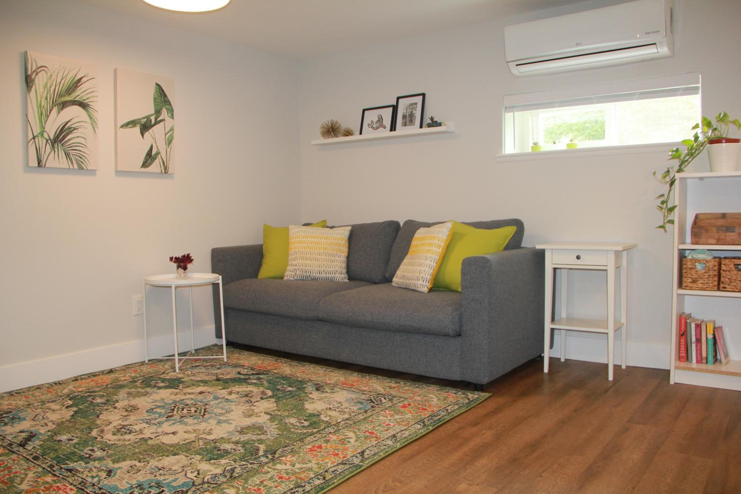 HiddenGem-private modern suite on trendy Main St