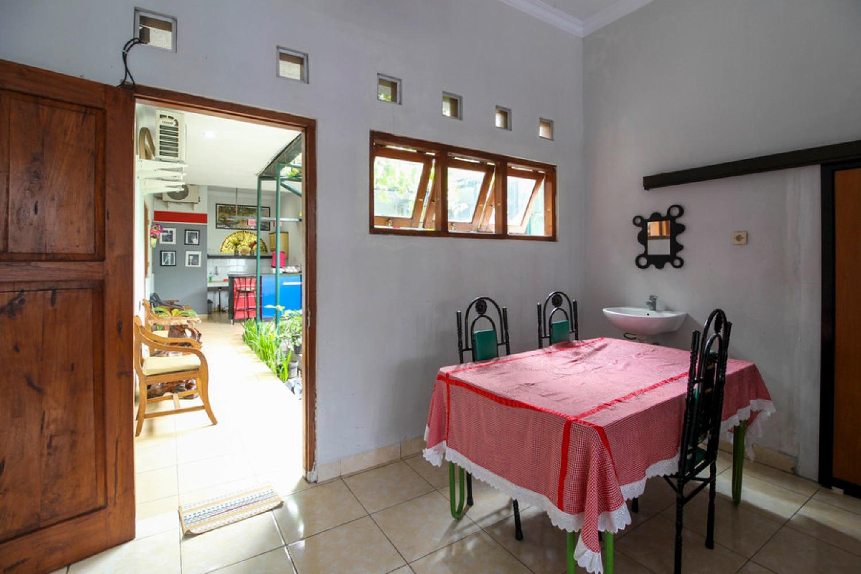 RedDoorz near Hartono Mall
