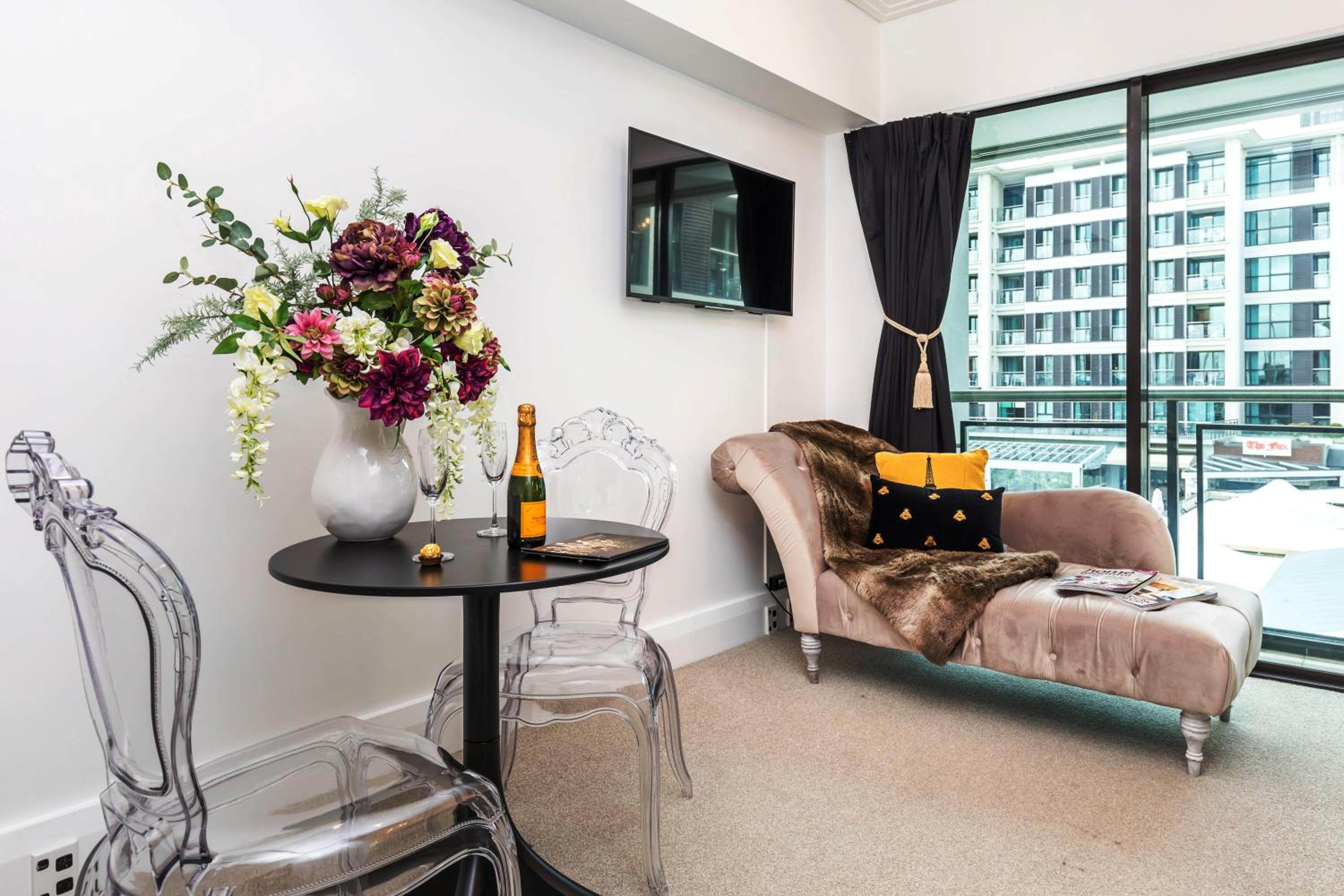 Luxury Waterfront Escape Best Location Auckland view 3