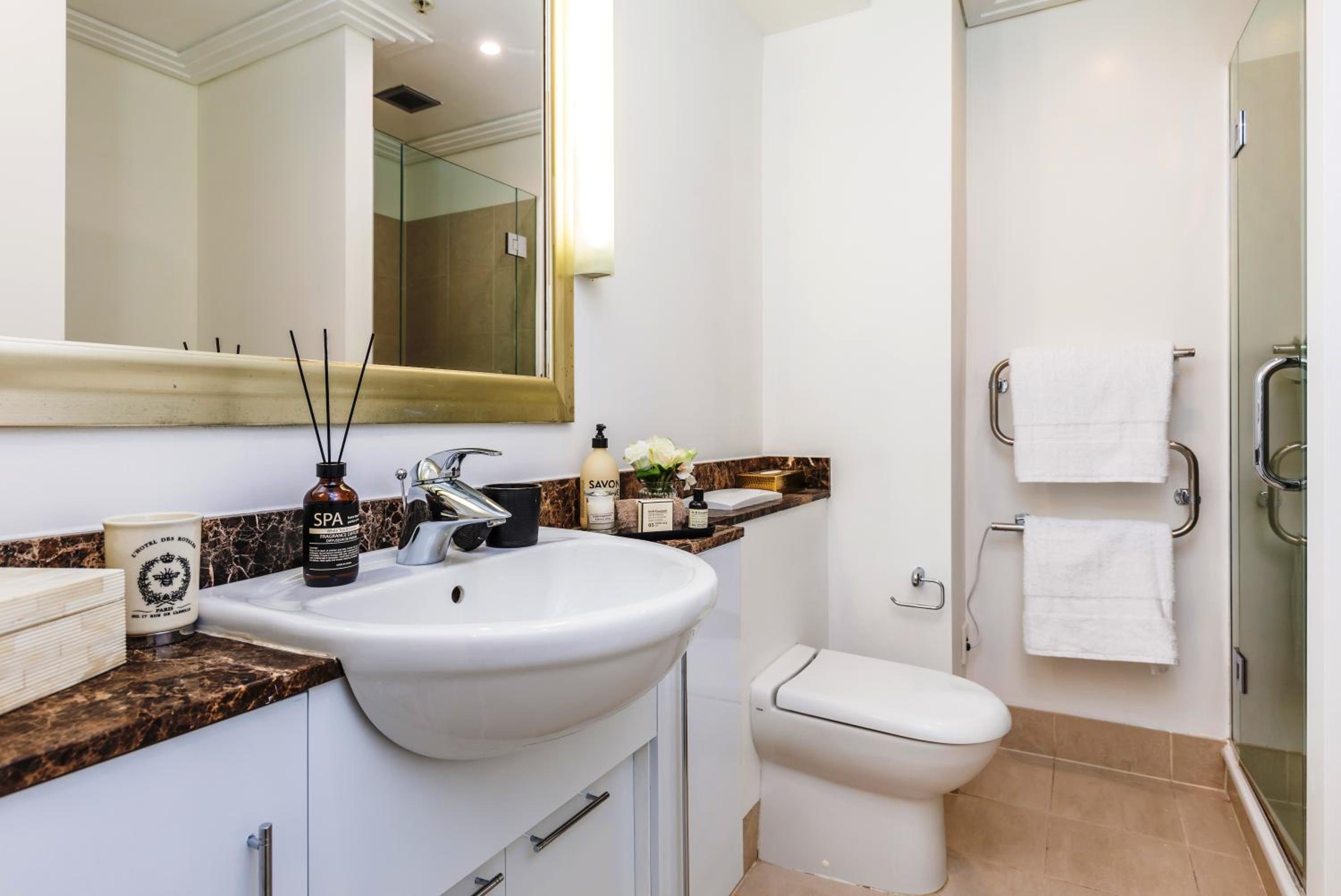 Luxury Waterfront Escape Best Location Auckland view 5