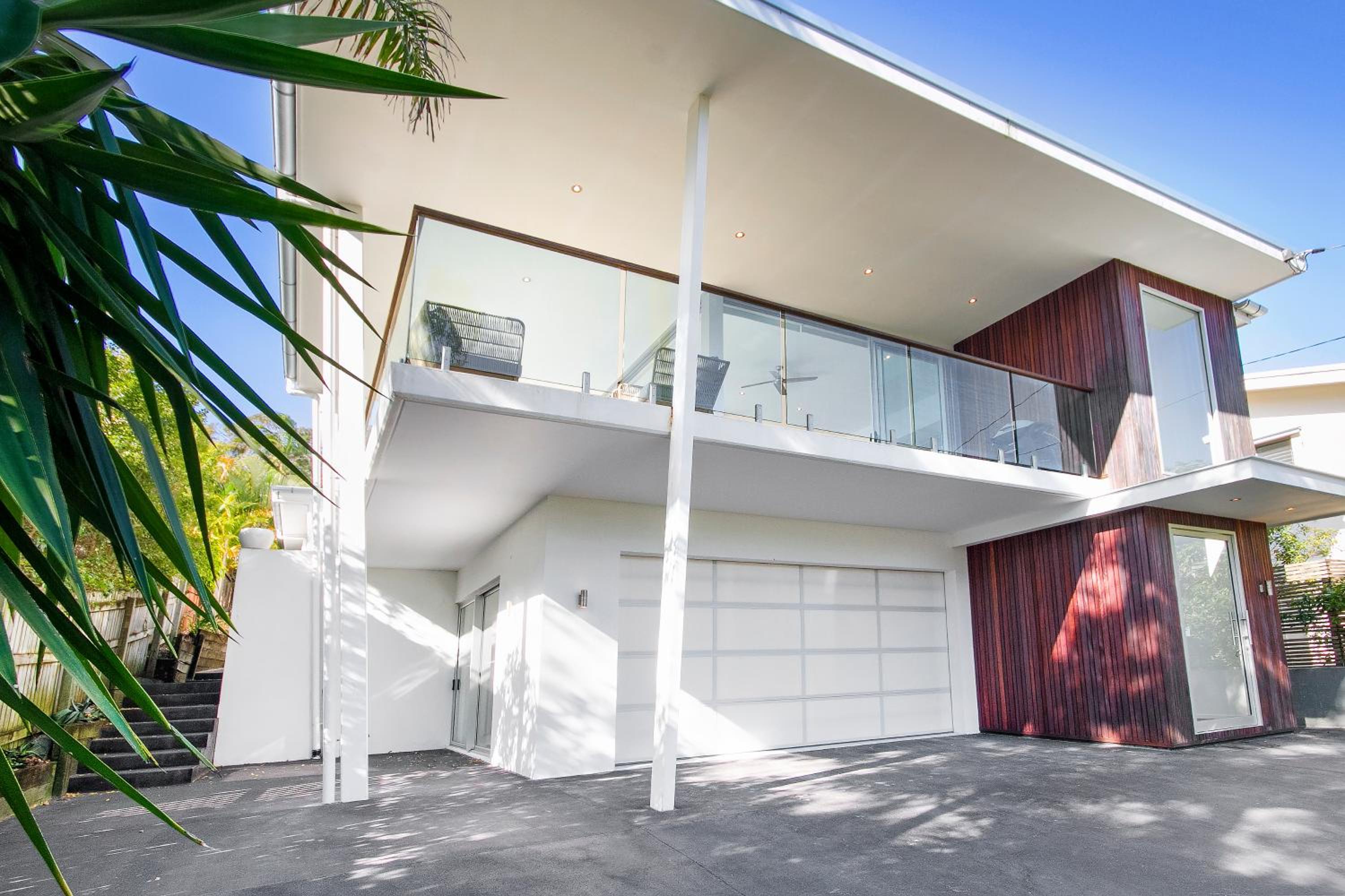 Stunning Views, Private Pool Near Hastings St