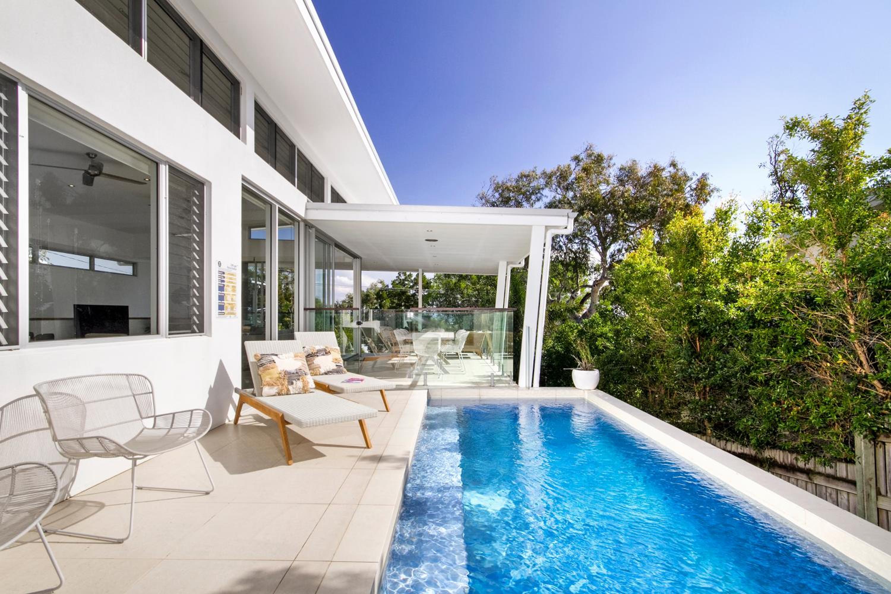 Stunning Views, Private Pool Near Hastings St
