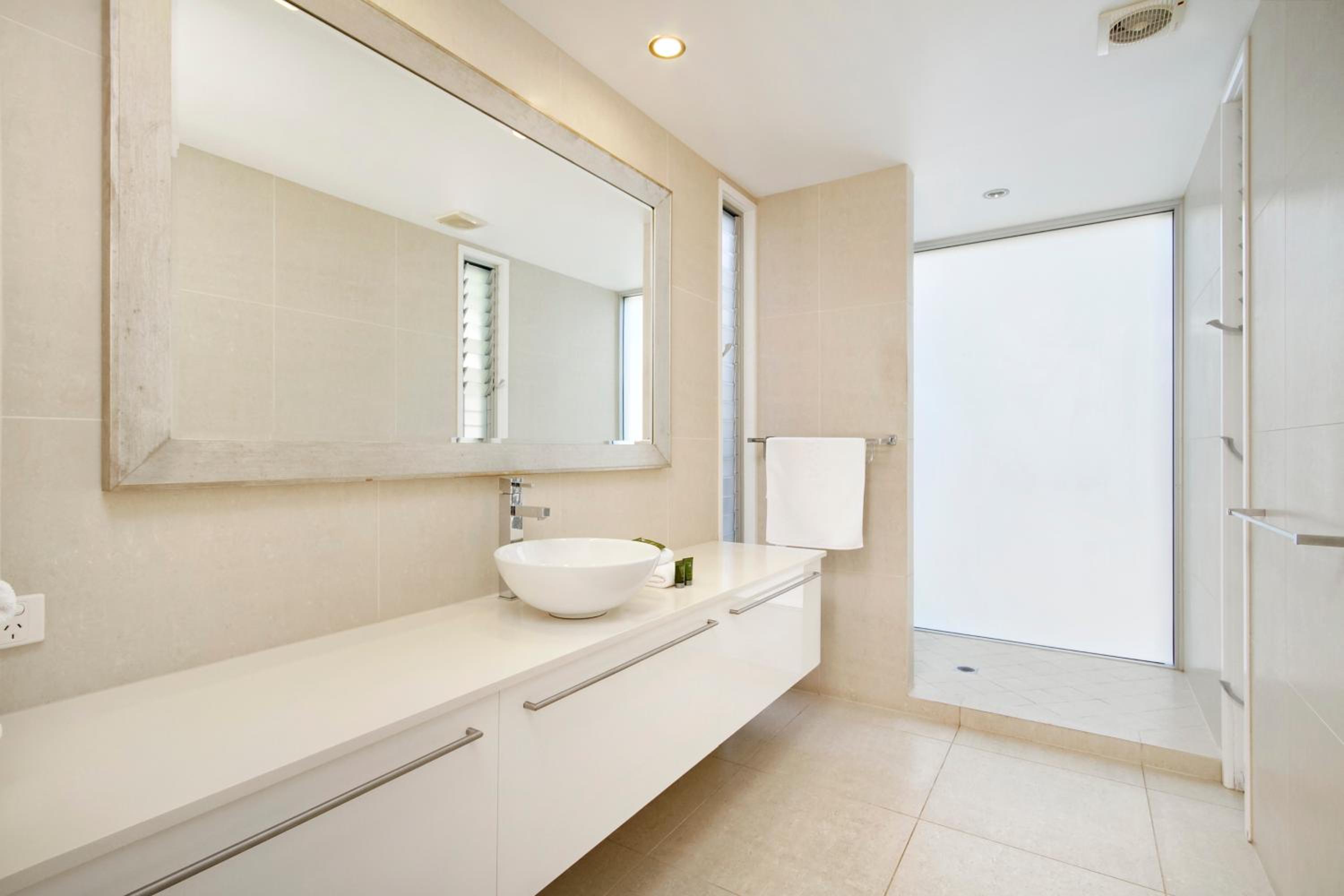 Stunning Views, Private Pool Near Hastings St
