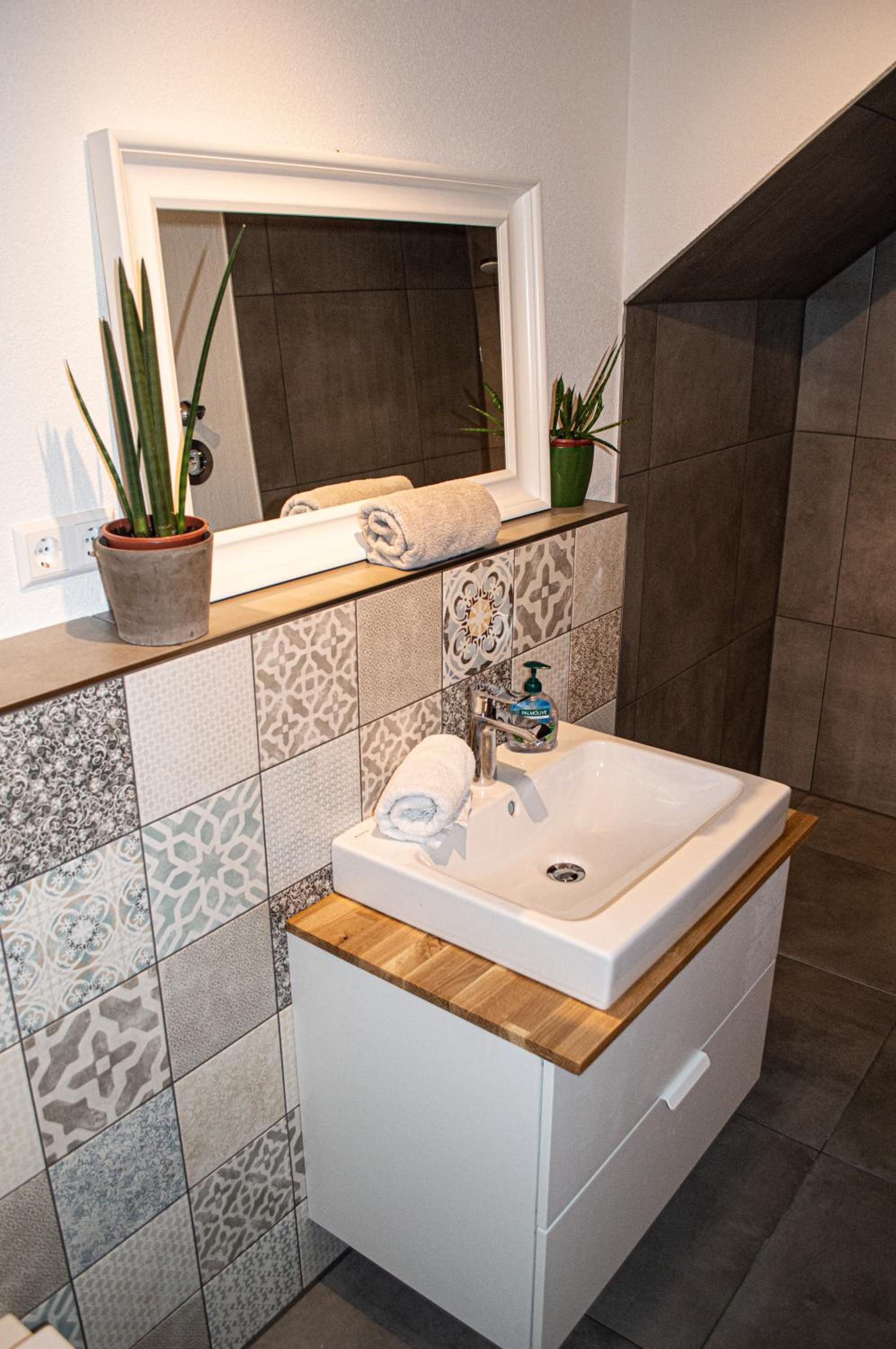 Small Modern Flat with Personal Touch en Rust — bathroom