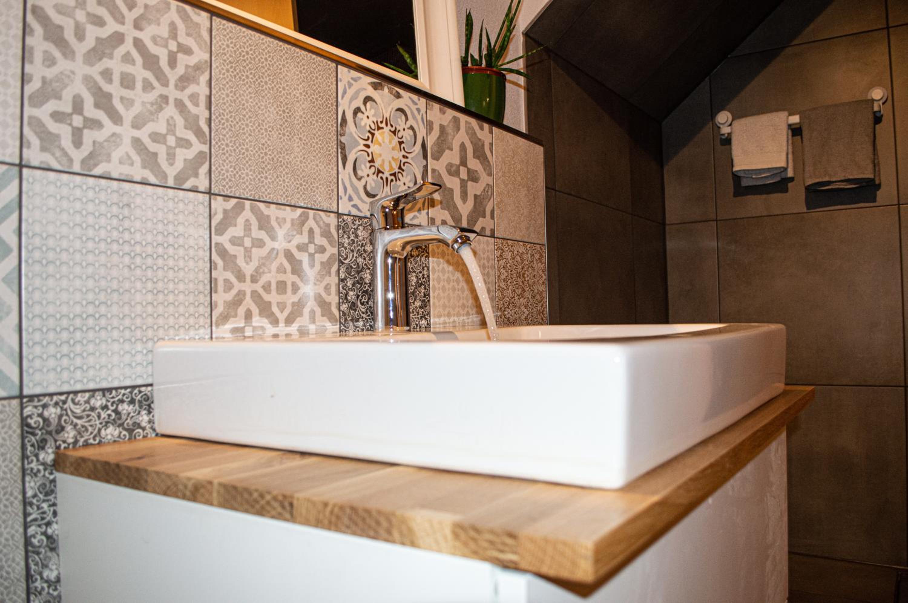 Small Modern Flat with Personal Touch en Rust — bathroom