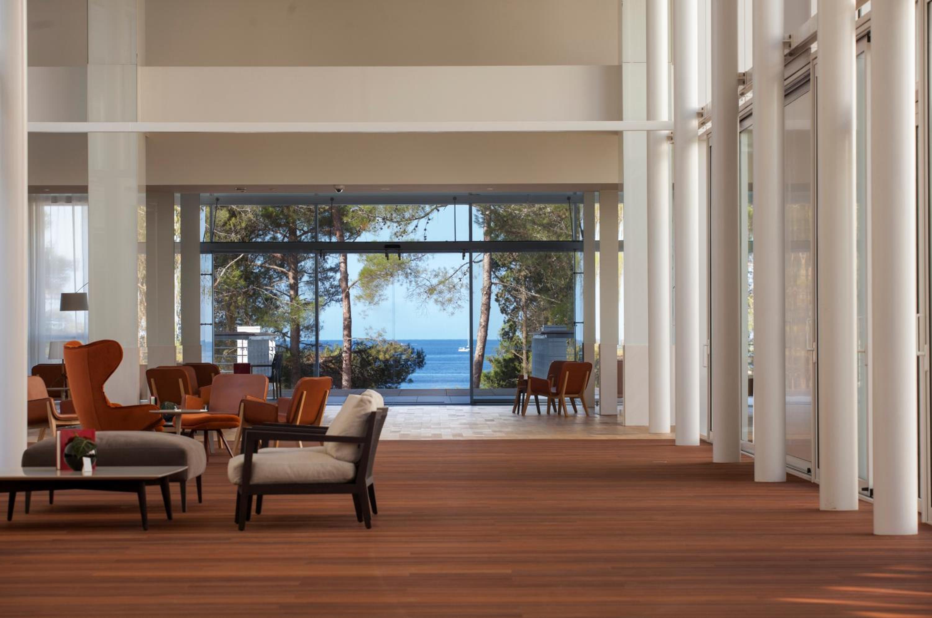Reception & Lobby