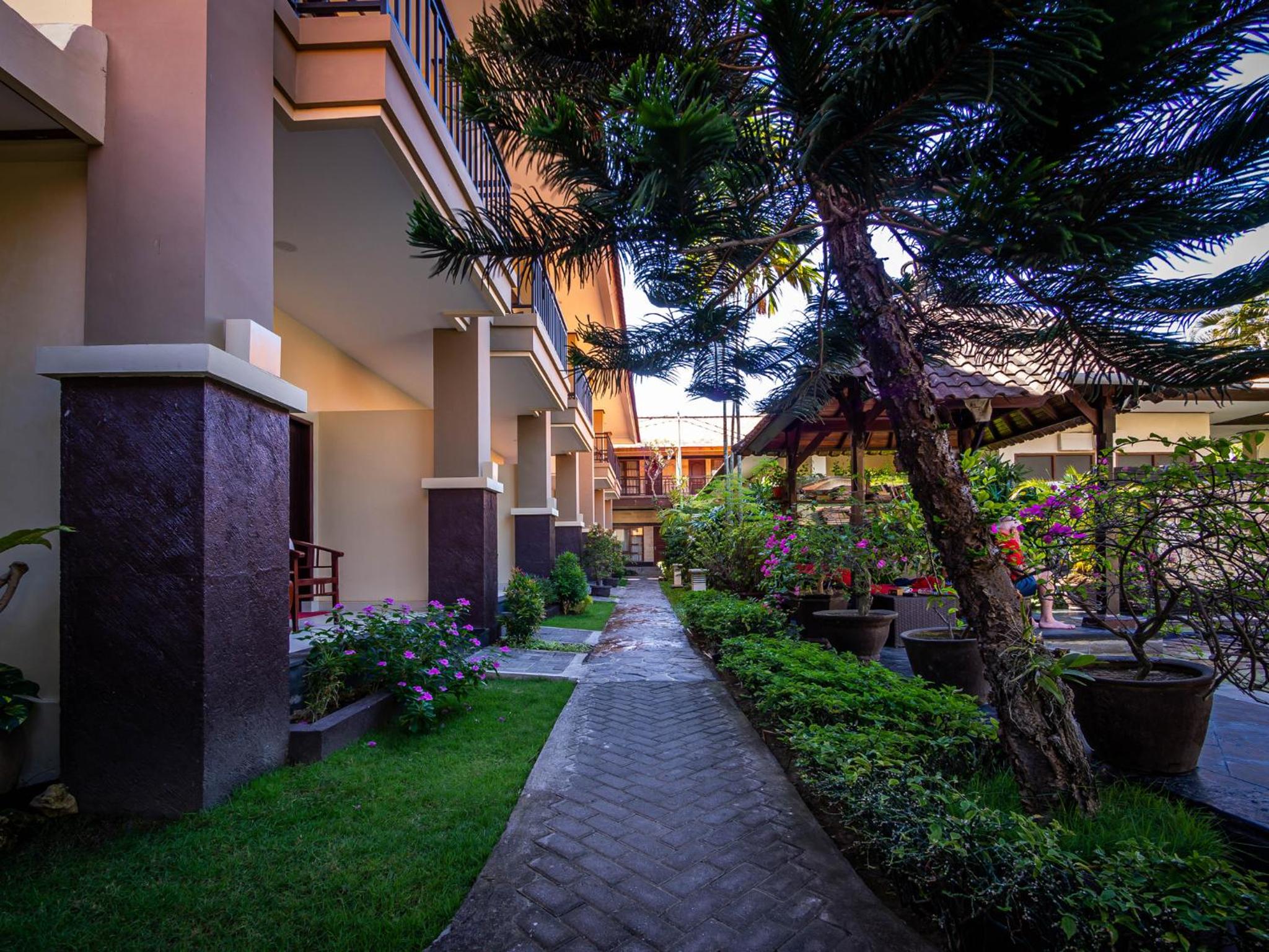 Hotel Yulia Beach Inn Kuta - Image 1