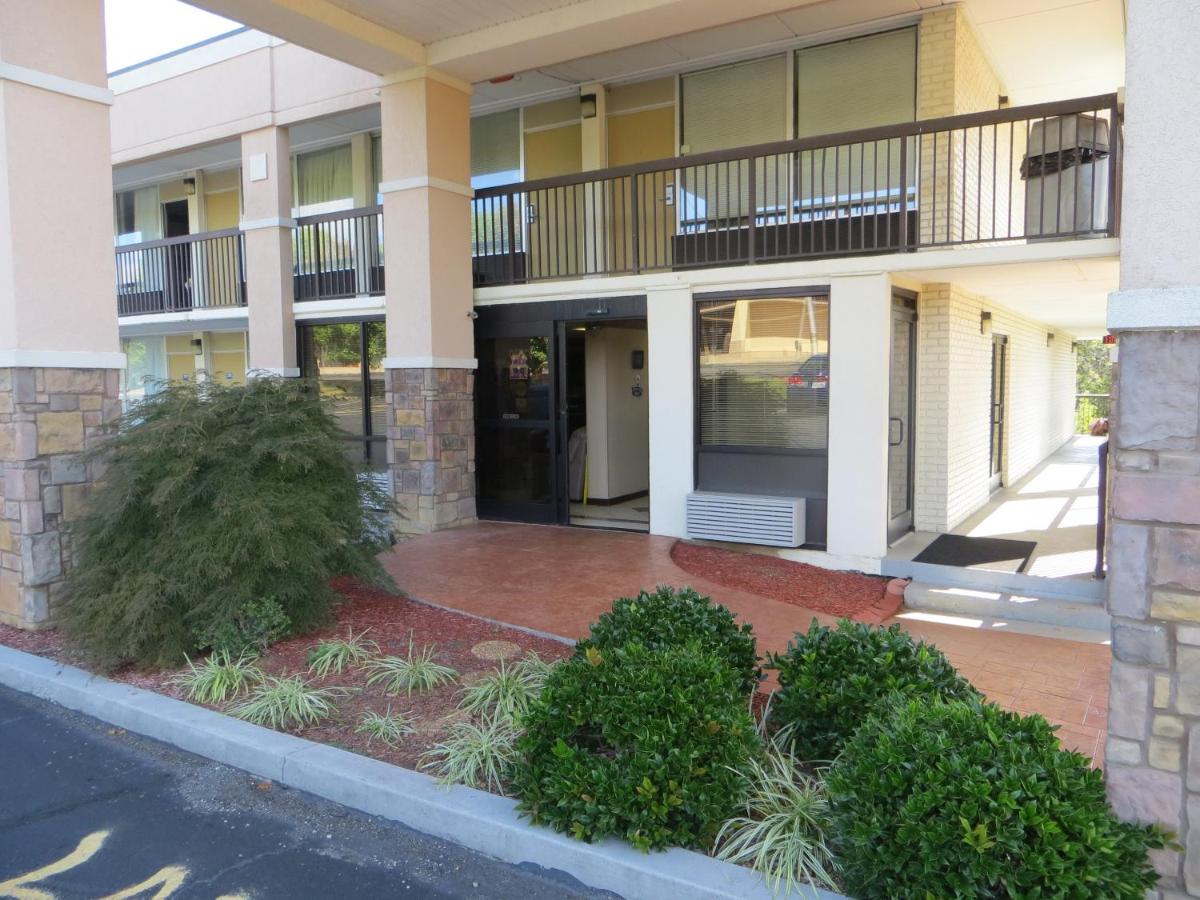 Hotel Knights Inn Newport - Image 1