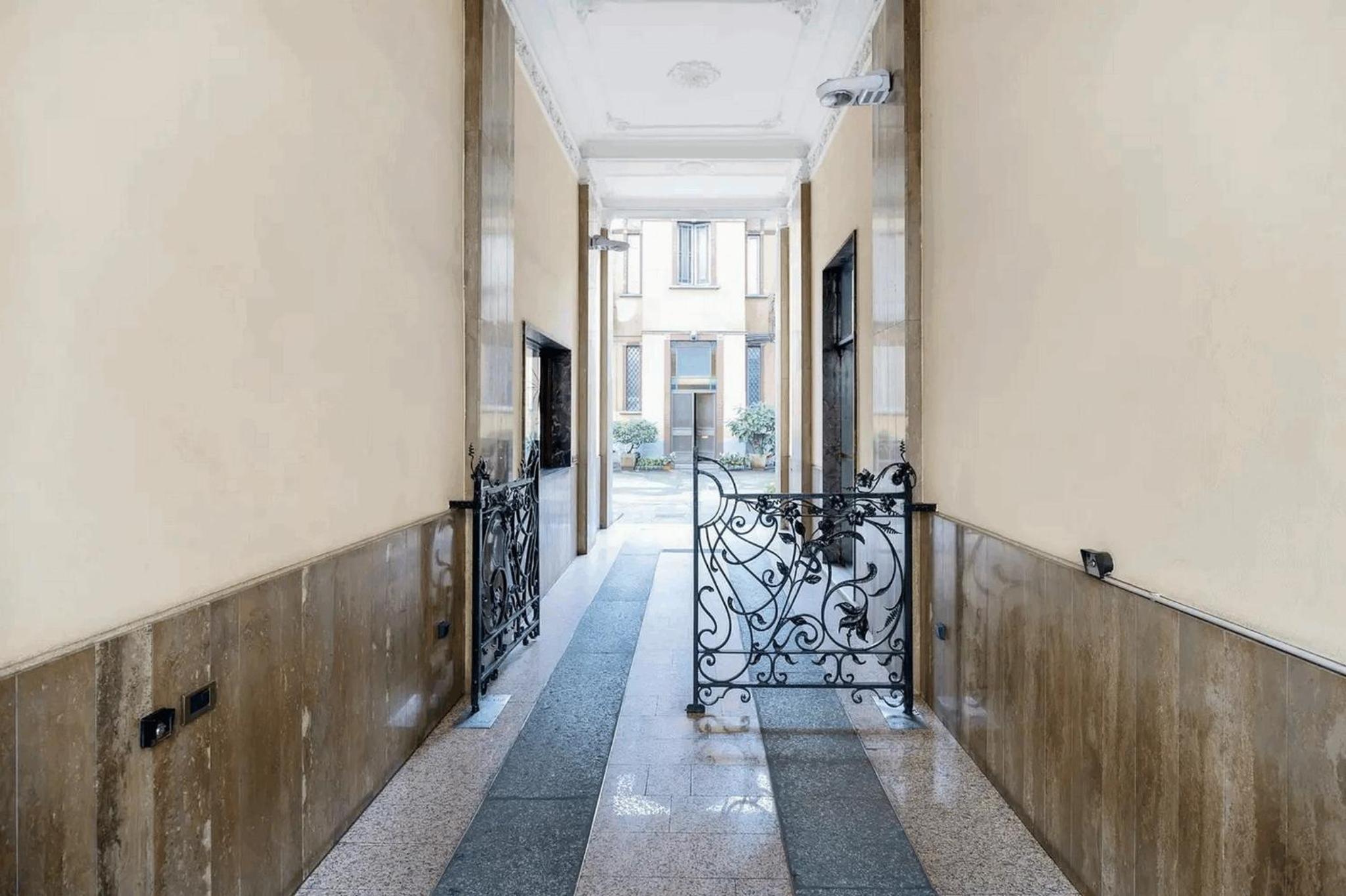 GuestHost - Isola View Renovated Apartment