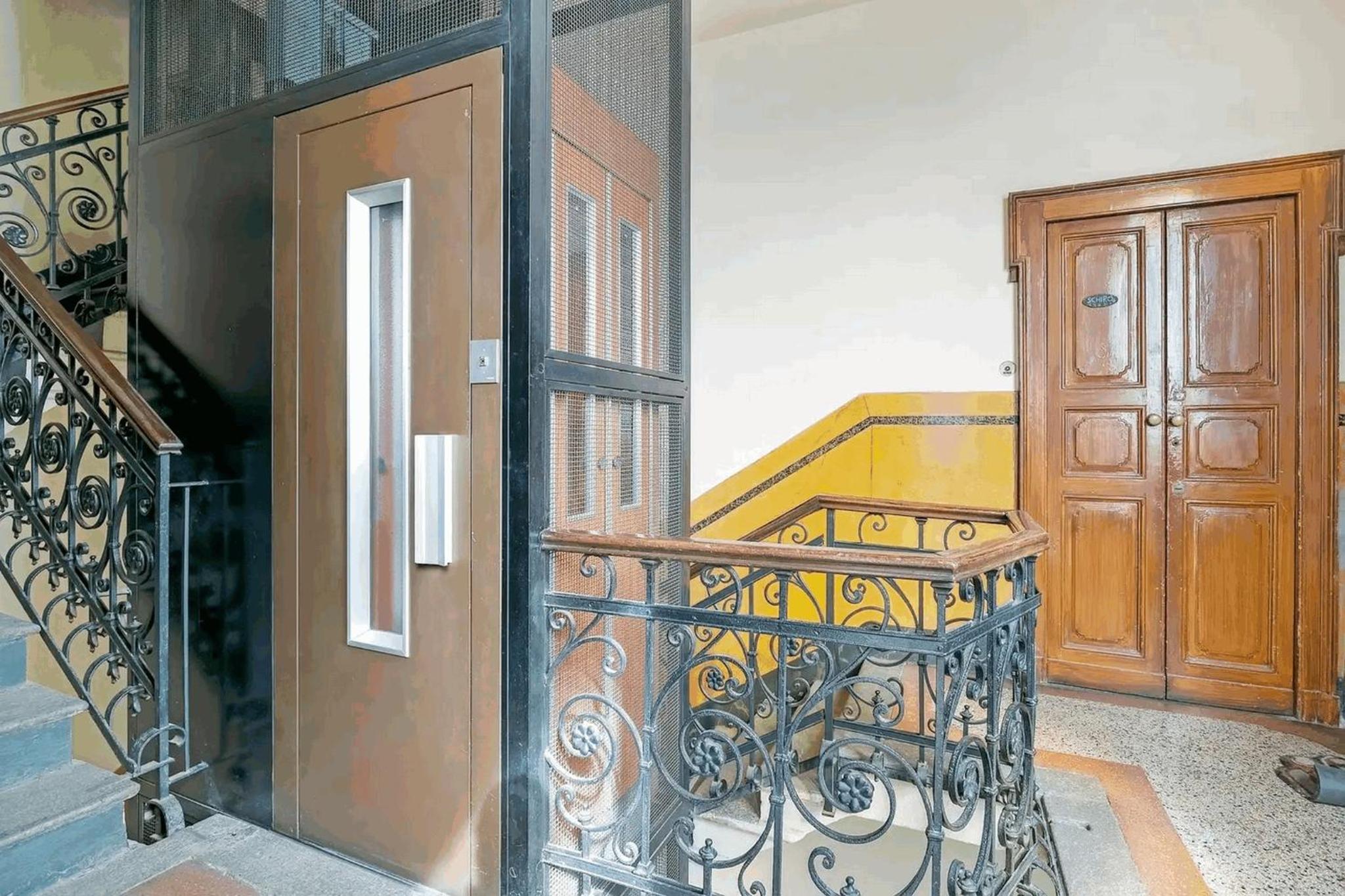 GuestHost - Isola View Renovated Apartment
