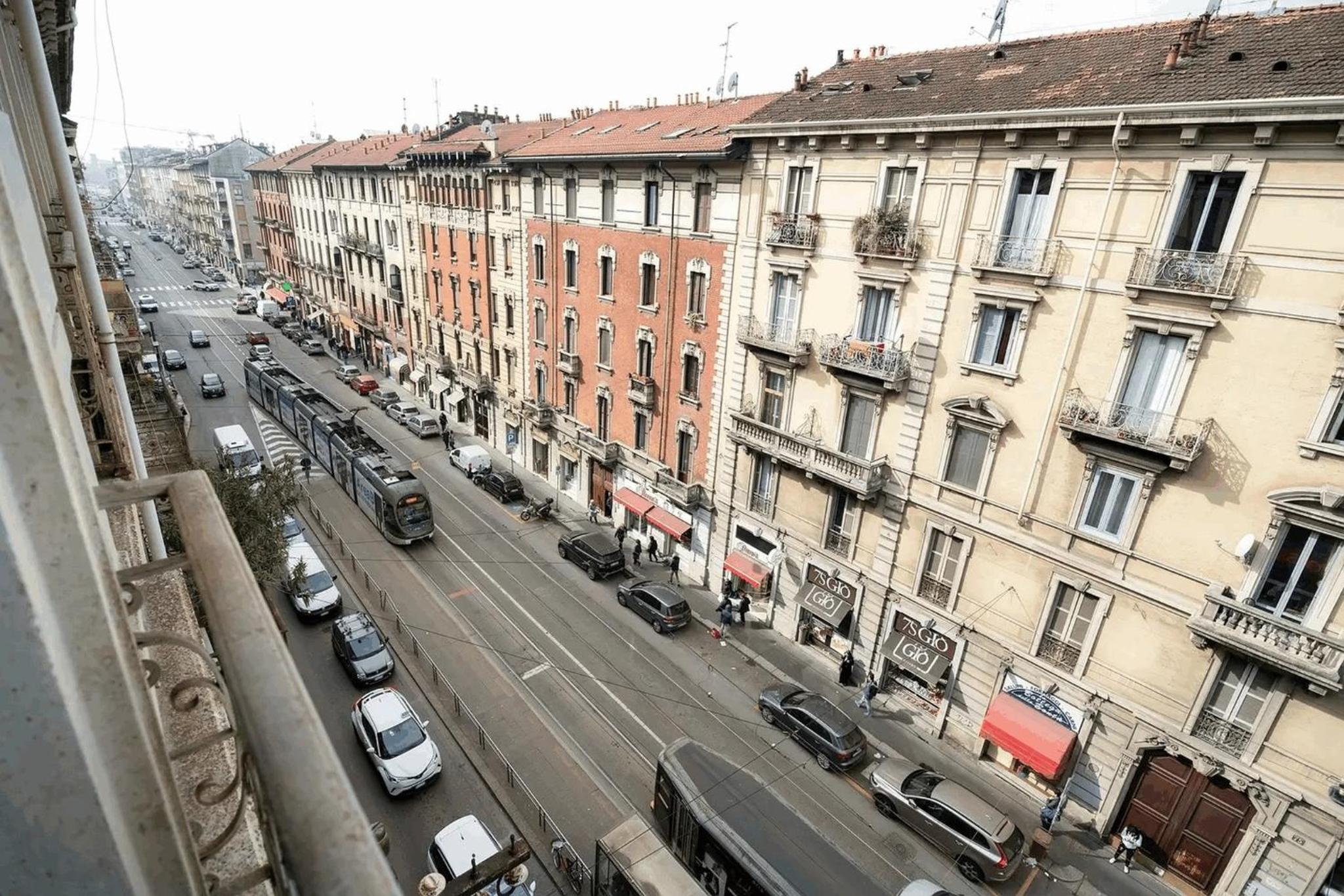 GuestHost - Isola View Renovated Apartment