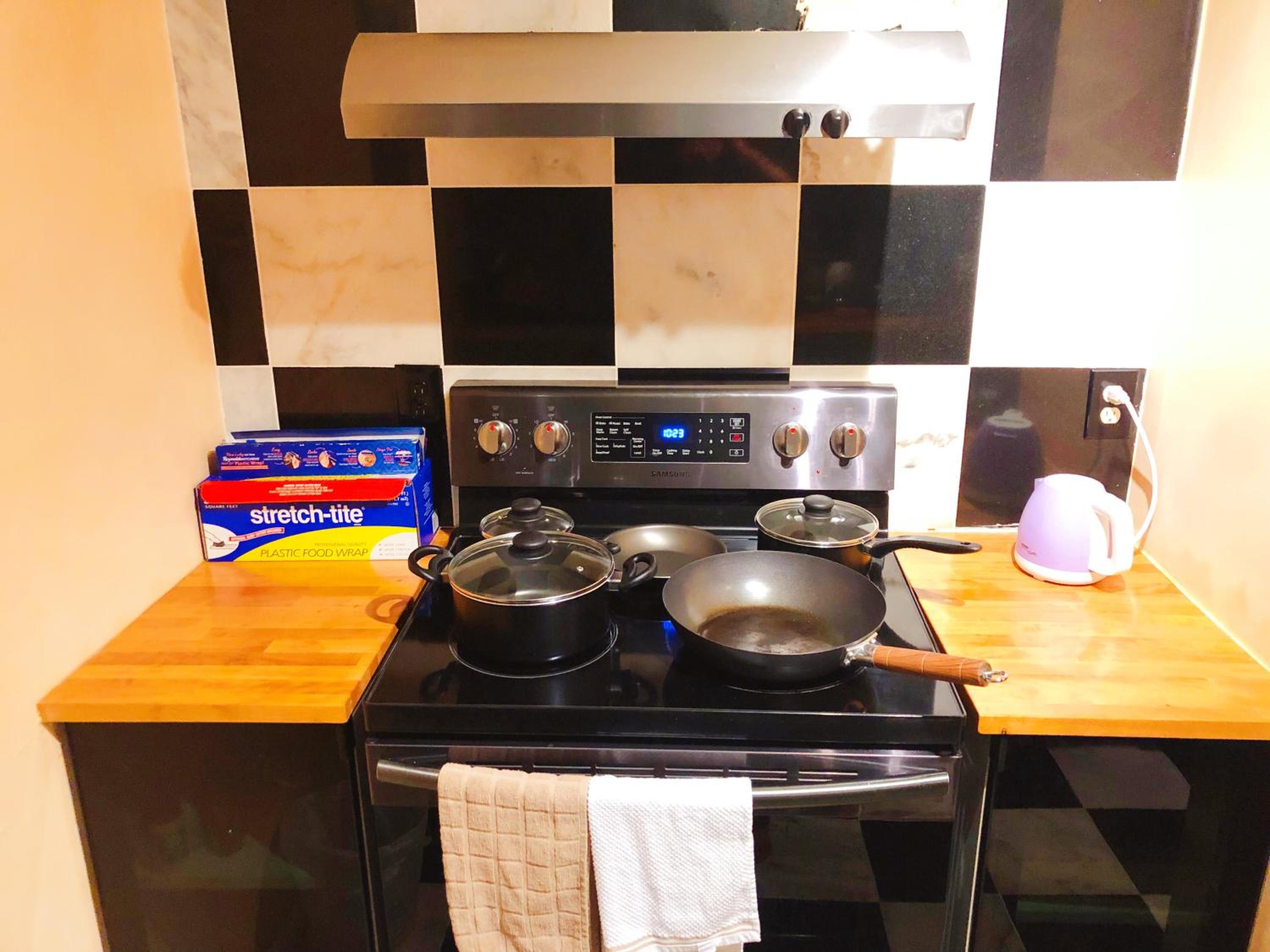 2 Bedrooms Private Kitchen Livingroom Robinwood Condo Suite