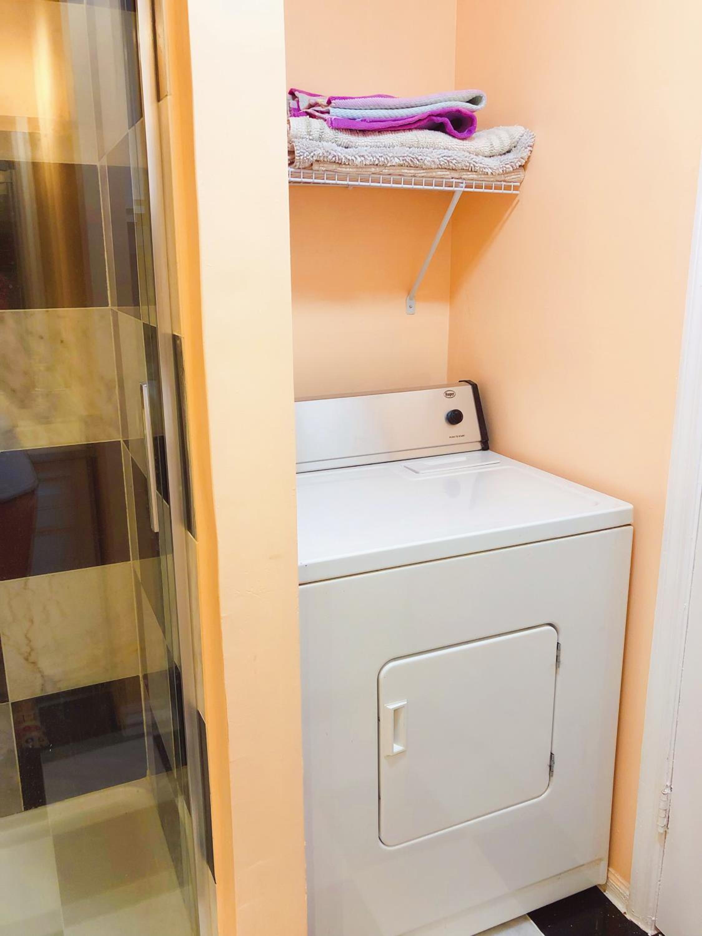 2 Bedrooms Private Kitchen Livingroom Robinwood Condo Suite