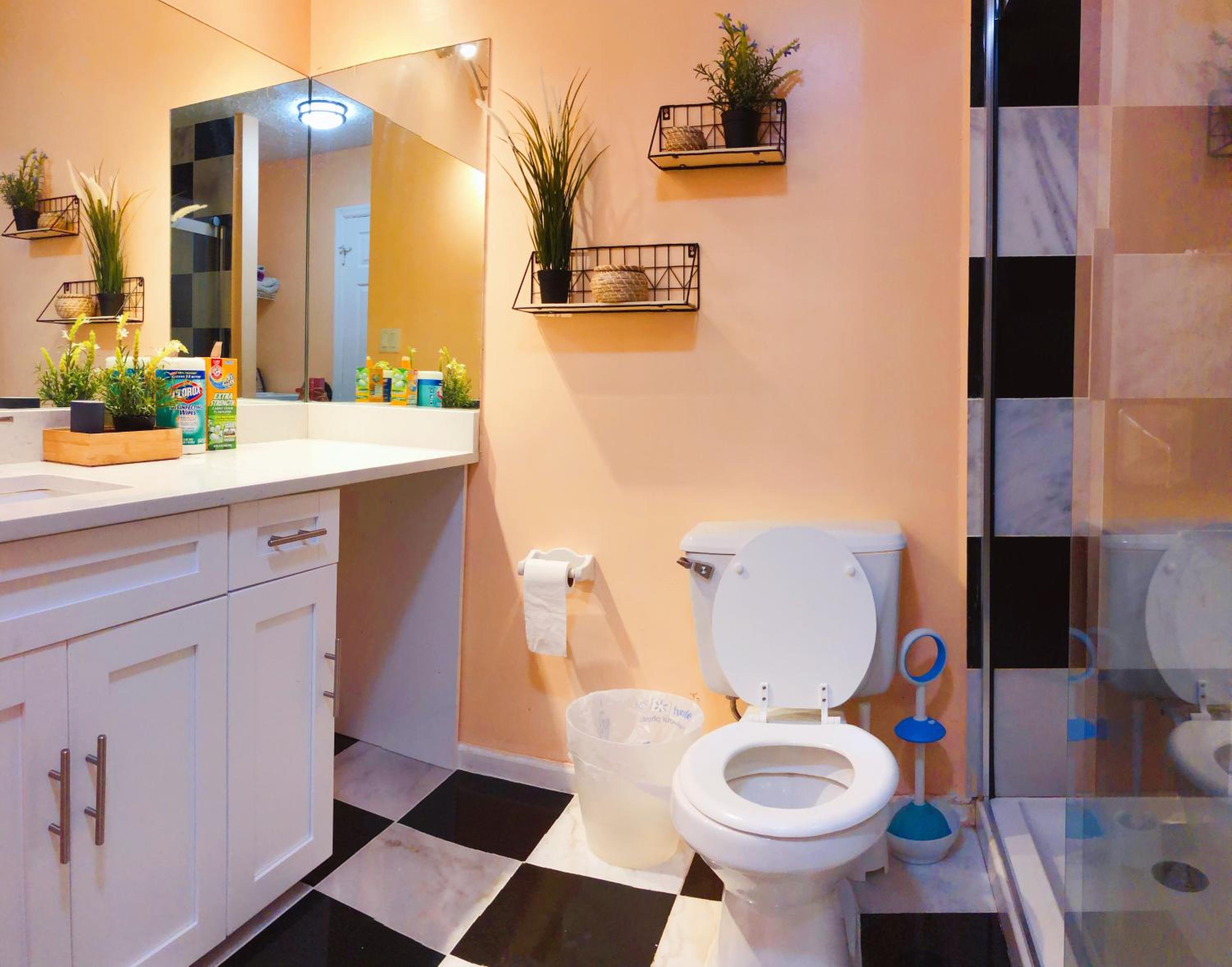 2 Bedrooms Private Kitchen Livingroom Robinwood Condo Suite