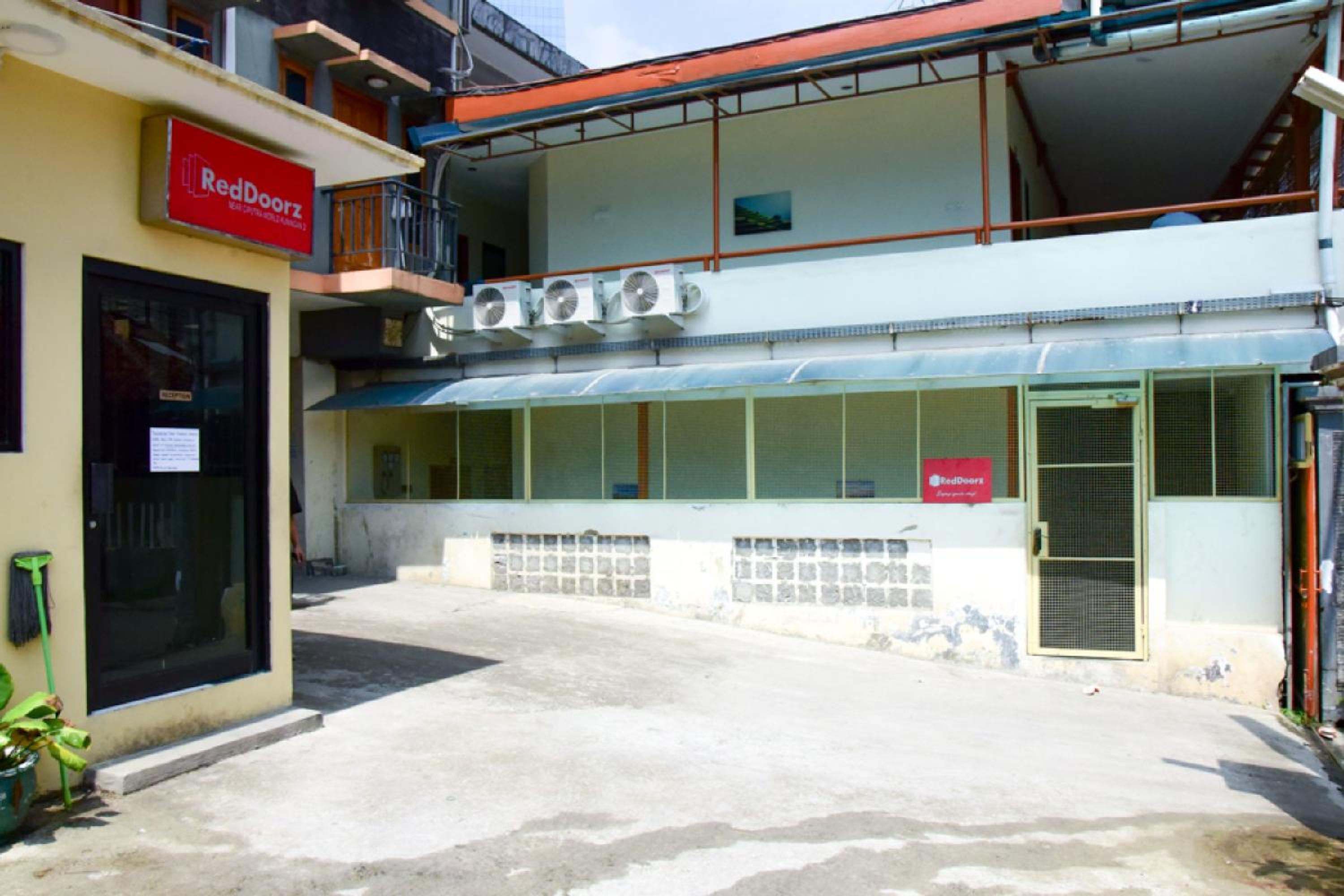 RedDoorz Plus near Ciputra World Kuningan 2