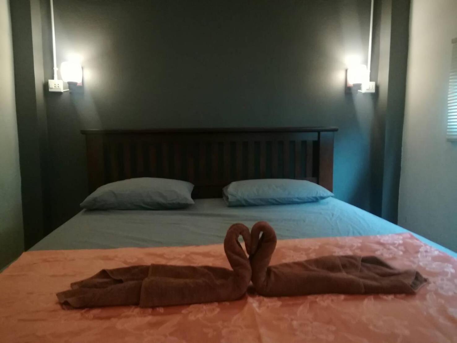 Cashew Nut Bungalow, Ko Mook
