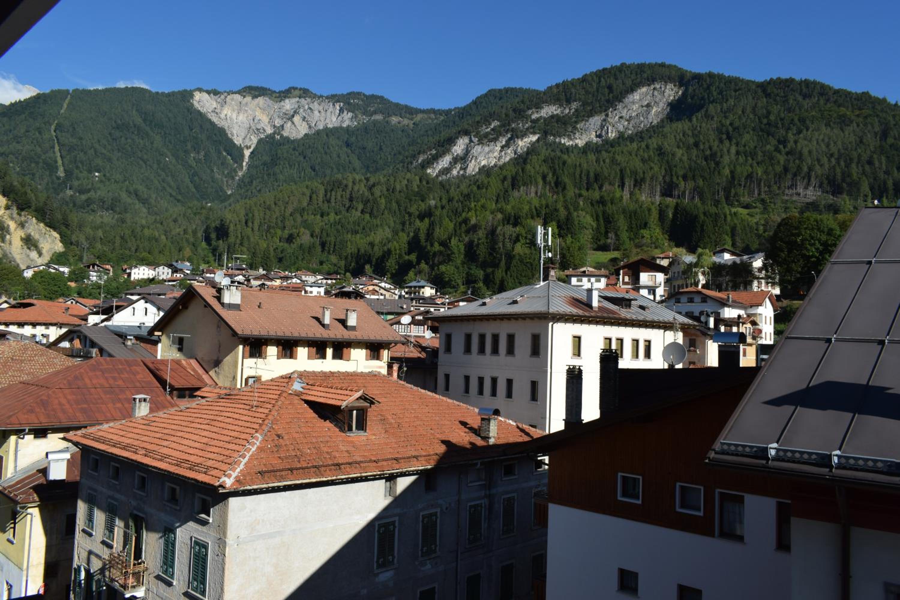 Lozzo di Cadore - Dolomiti - Piazza IV novembre view 3