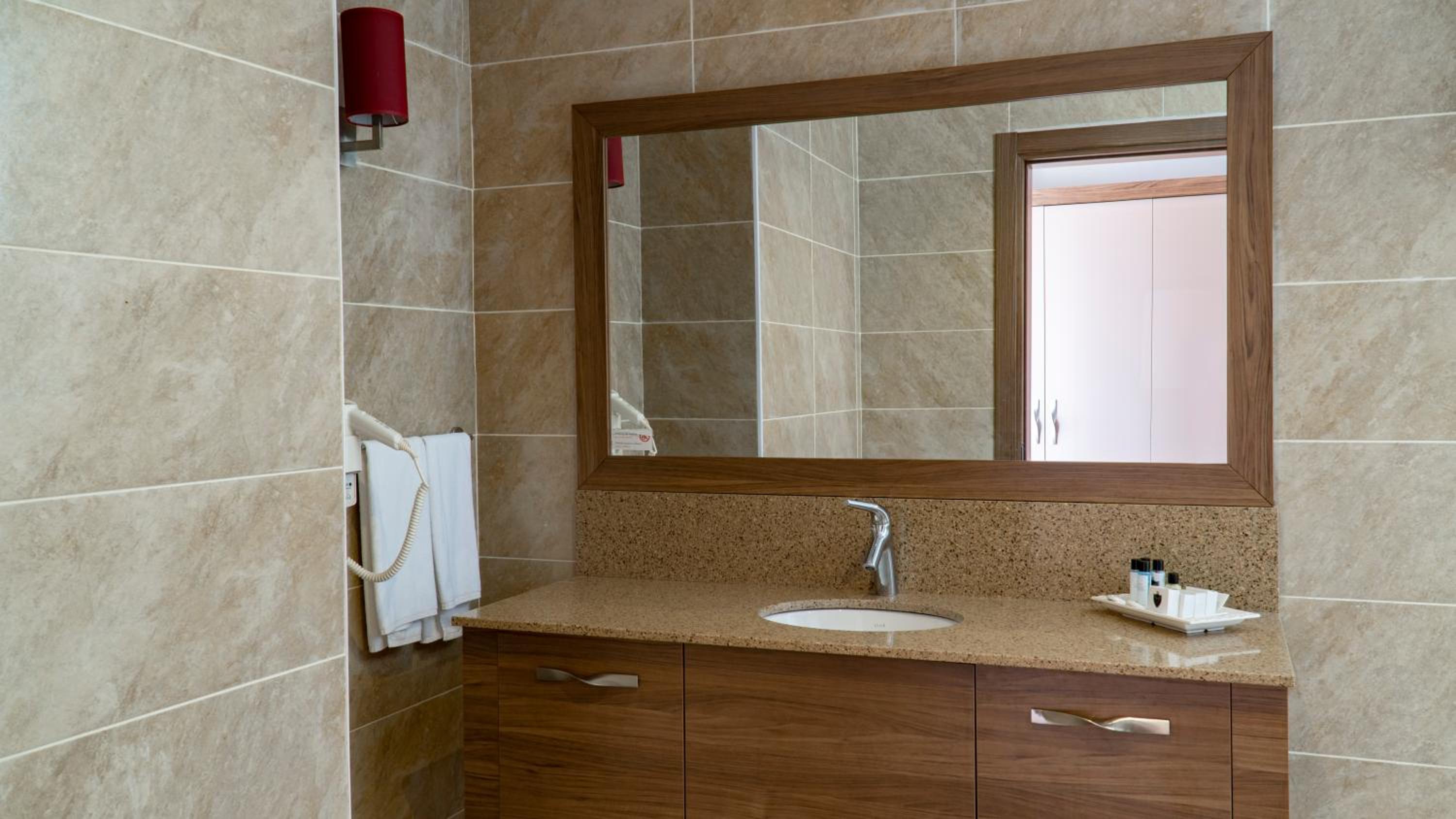 Ladies Beach Suite Hotel - Image 17