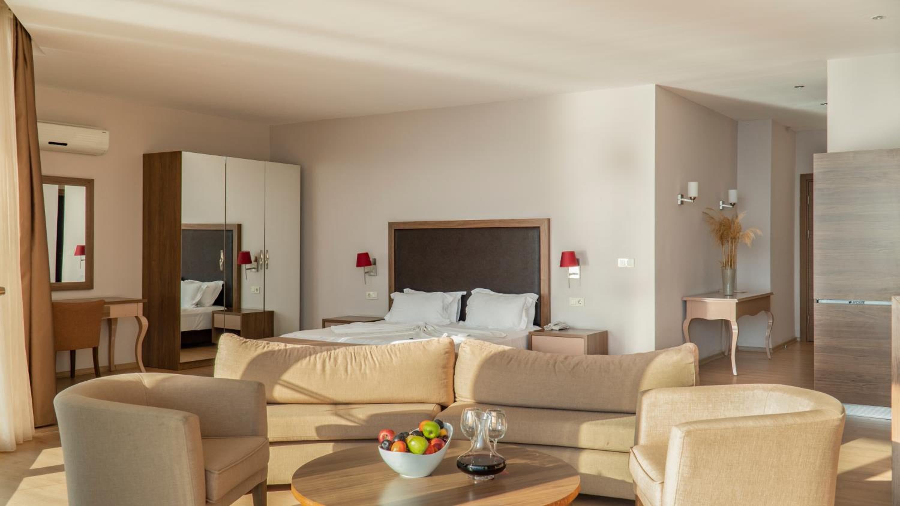 Ladies Beach Suite Hotel - Image 15