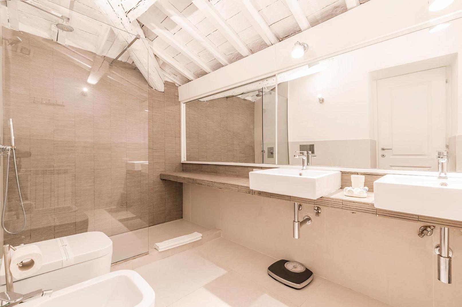 Thebestinrome Orbitelli en Rome — bathroom
