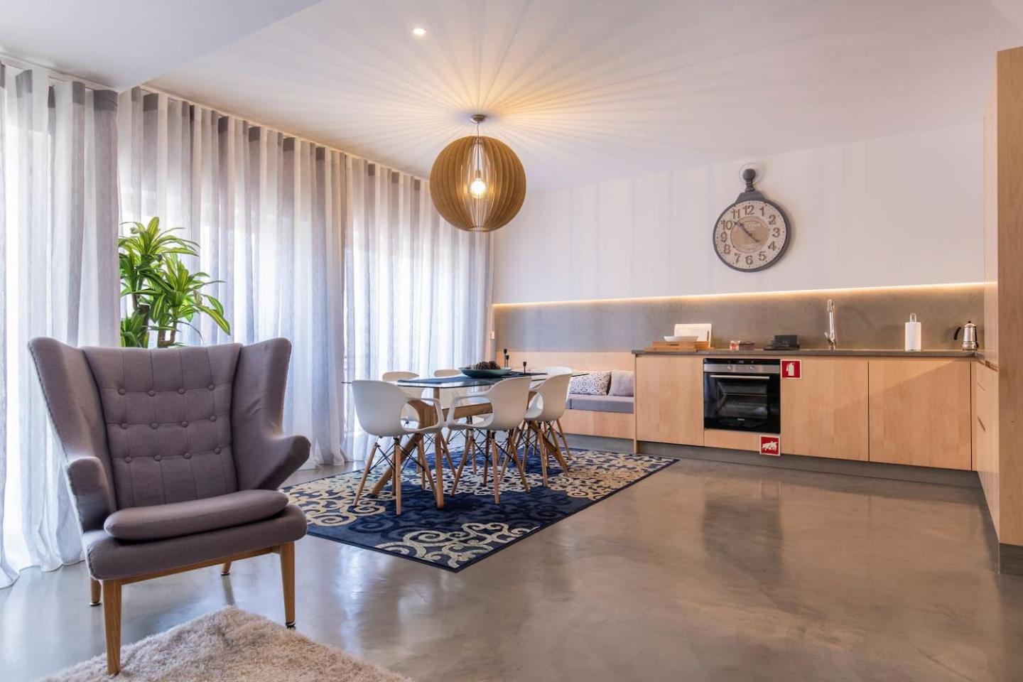 LovelyStay - Sunshine Residence in the Heart of Graça view 4
