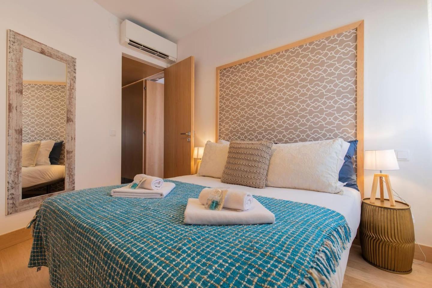 LovelyStay - Sunshine Residence in the Heart of Graça view 5