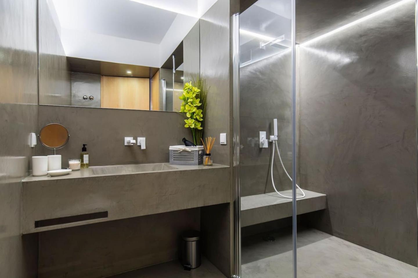 LovelyStay - Sunshine Residence in the Heart of Graça view 3