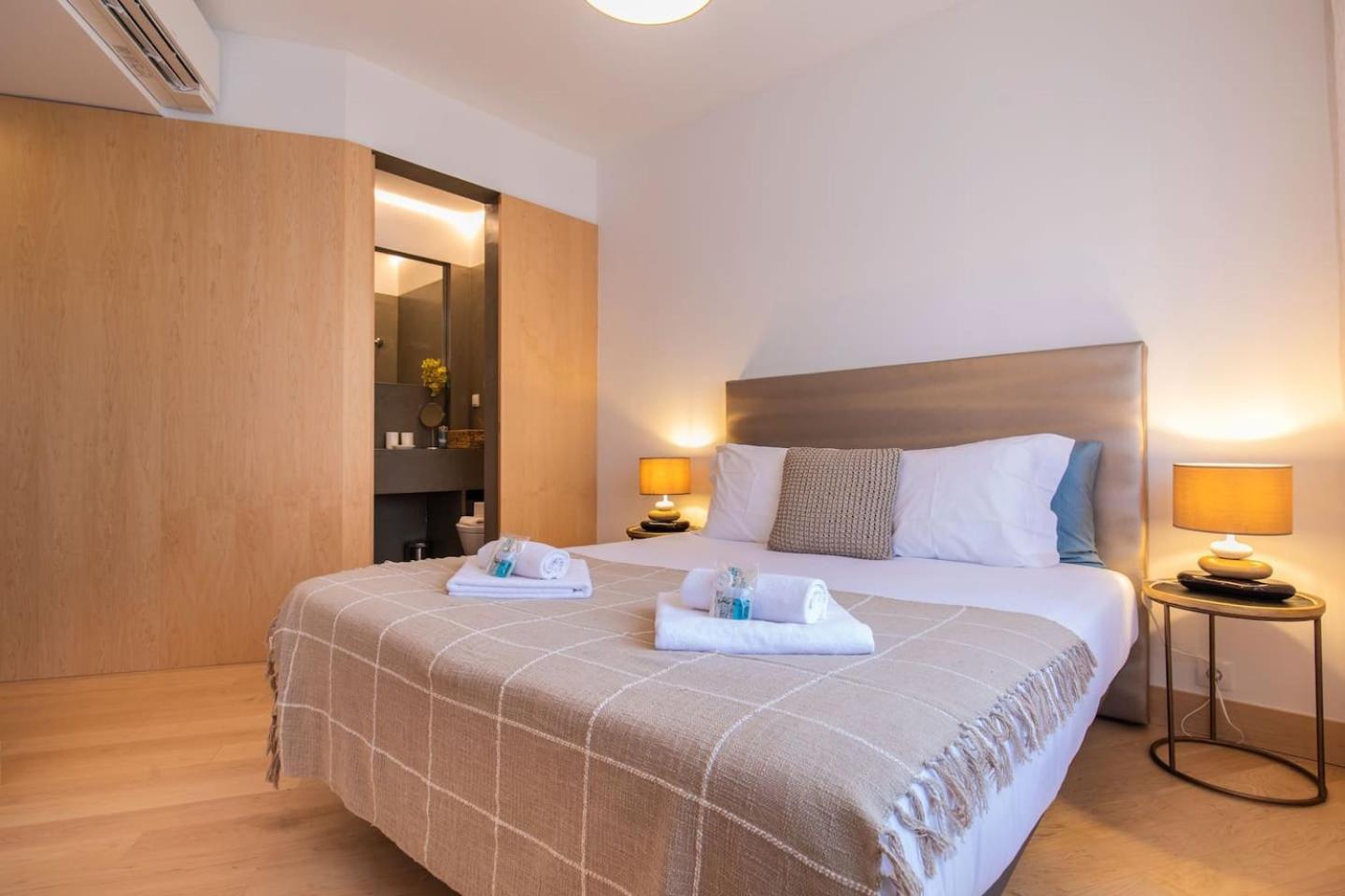 LovelyStay - Sunshine Residence in the Heart of Graça view 2