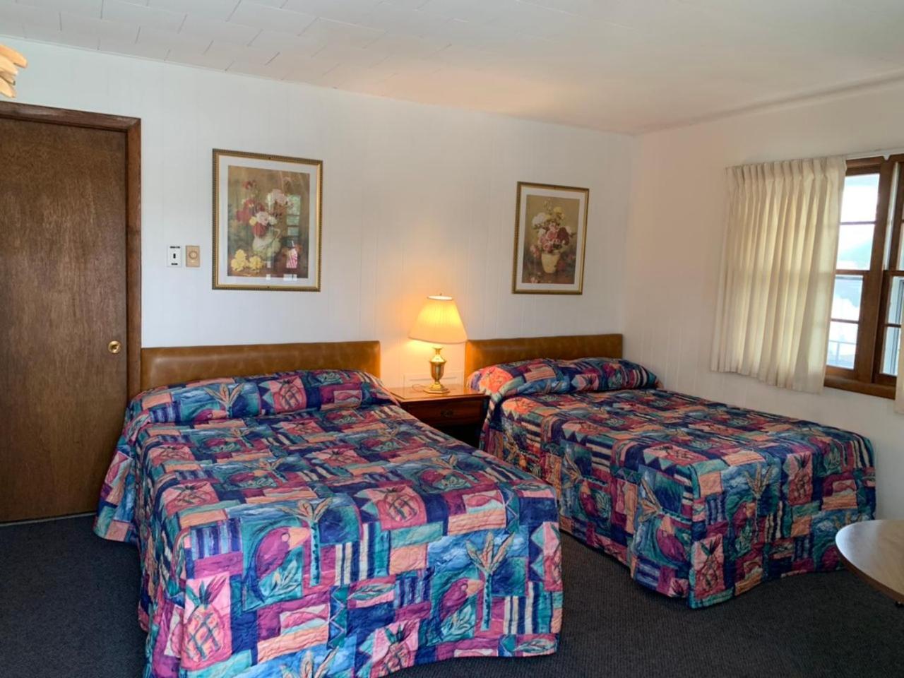 Colonial motel