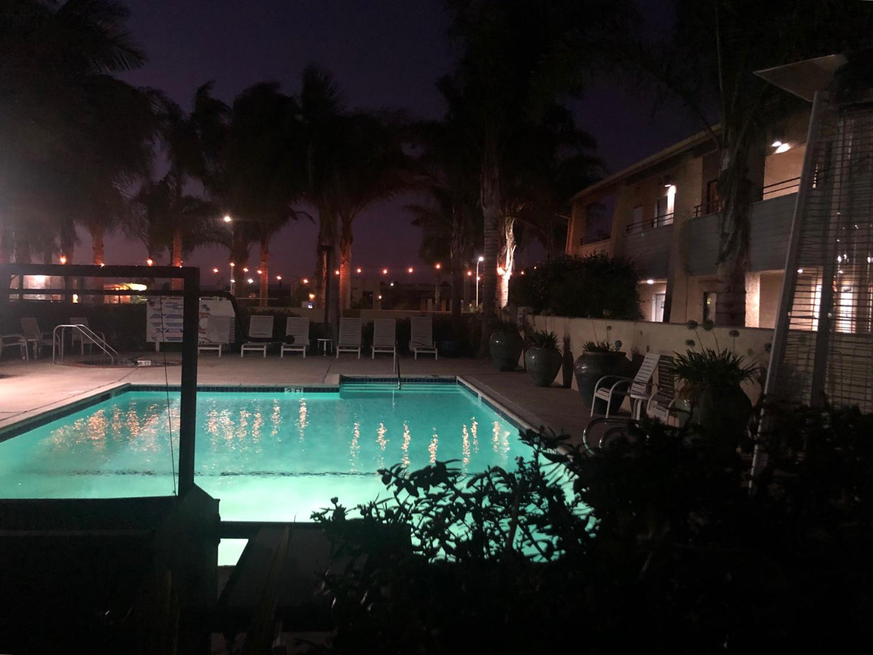 O'Cairns Inn and Suites