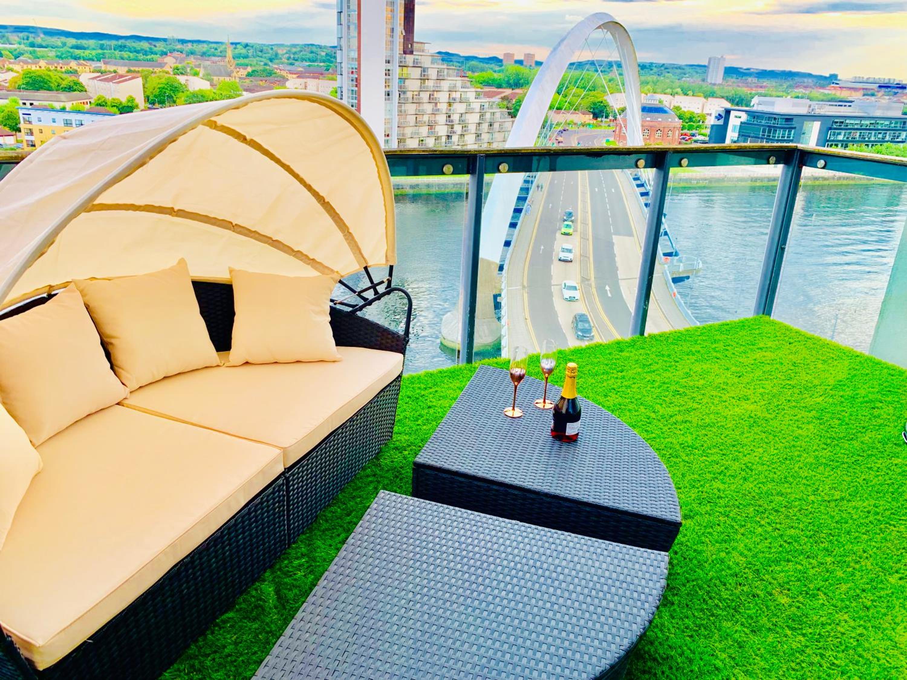 Glasgow City Centre - The PENTHOUSE with RiverViews - (Duplex, 3 Bedrooms, 3 Bathrooms, 2 Living rooms/Kitchen, Private SKY Terrace, 2 Parkings, Top Floor, view 3