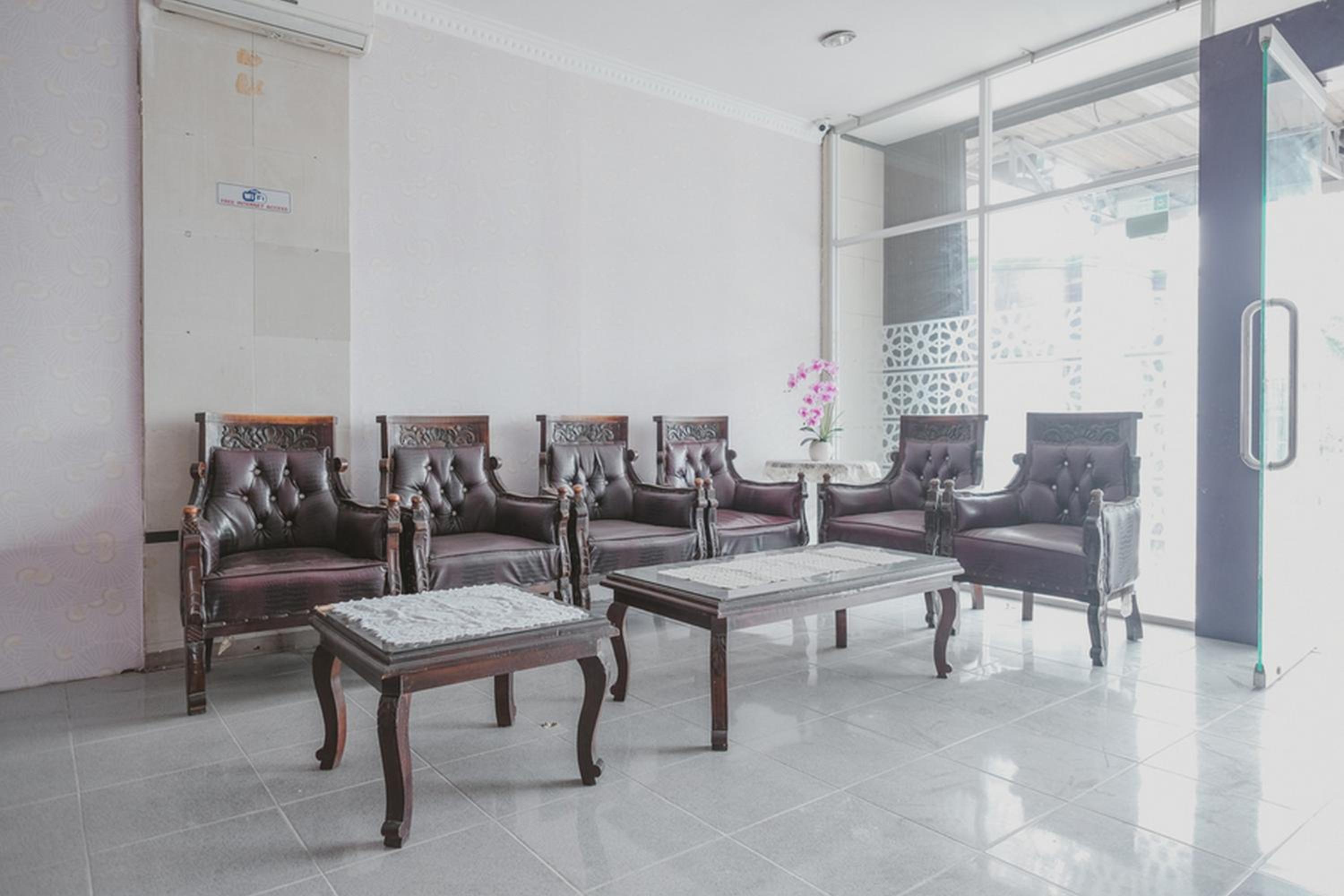 RedDoorz Plus near Istana Maimun Medan view 4