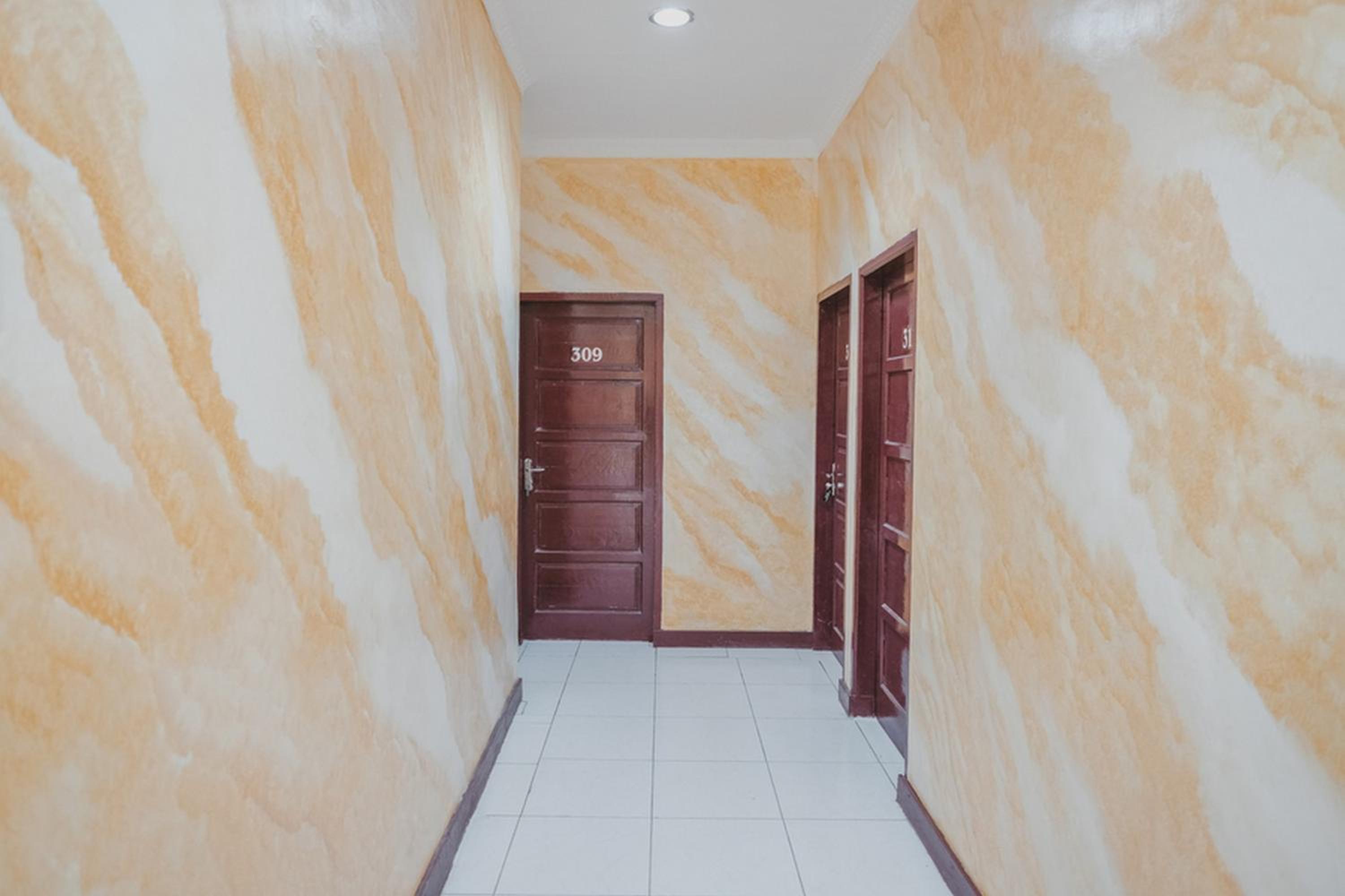 RedDoorz Plus near Istana Maimun Medan view 5