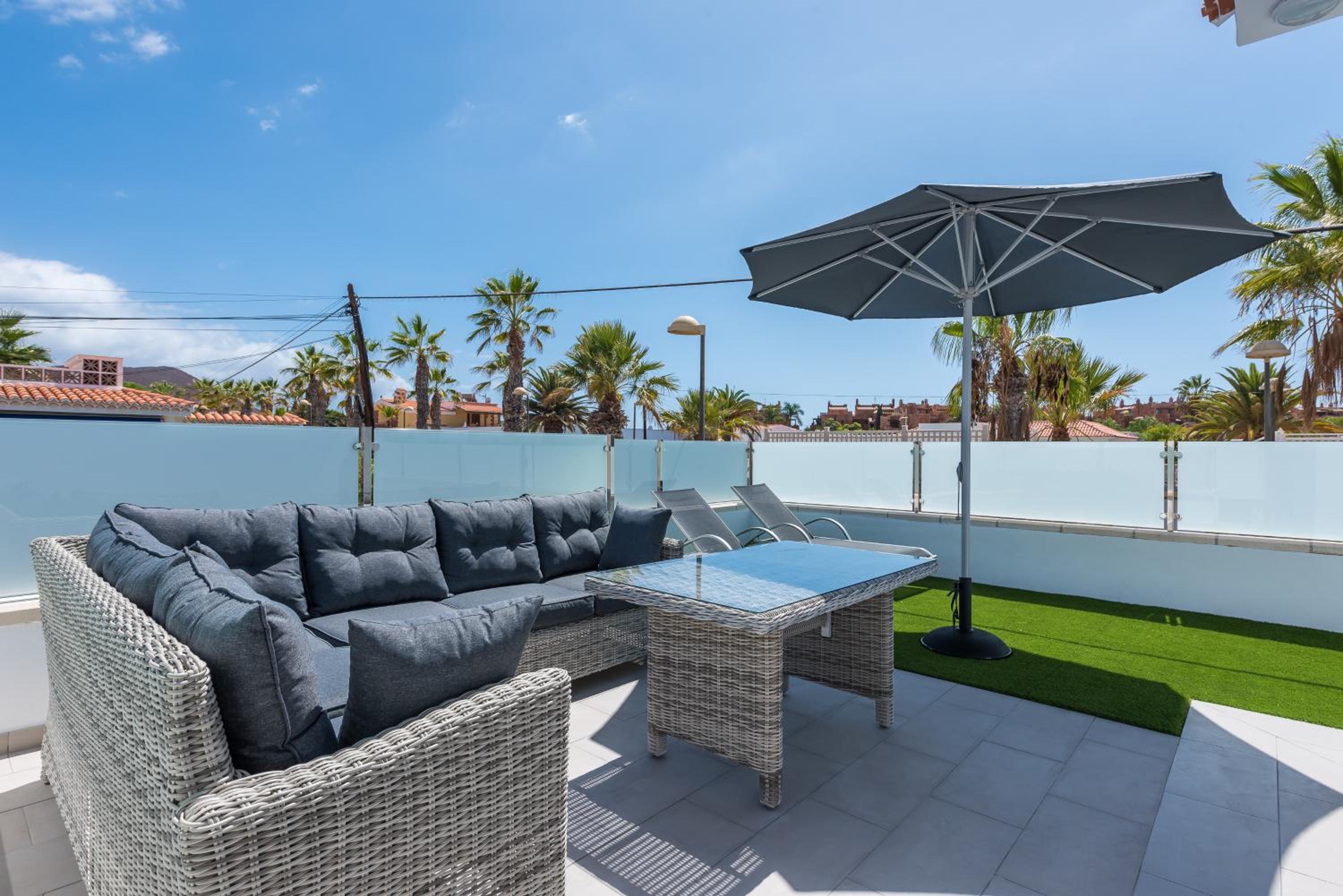 Luxurious 5* VILLA - 300M2 - private HEATED pool - garage - WiFi view 4