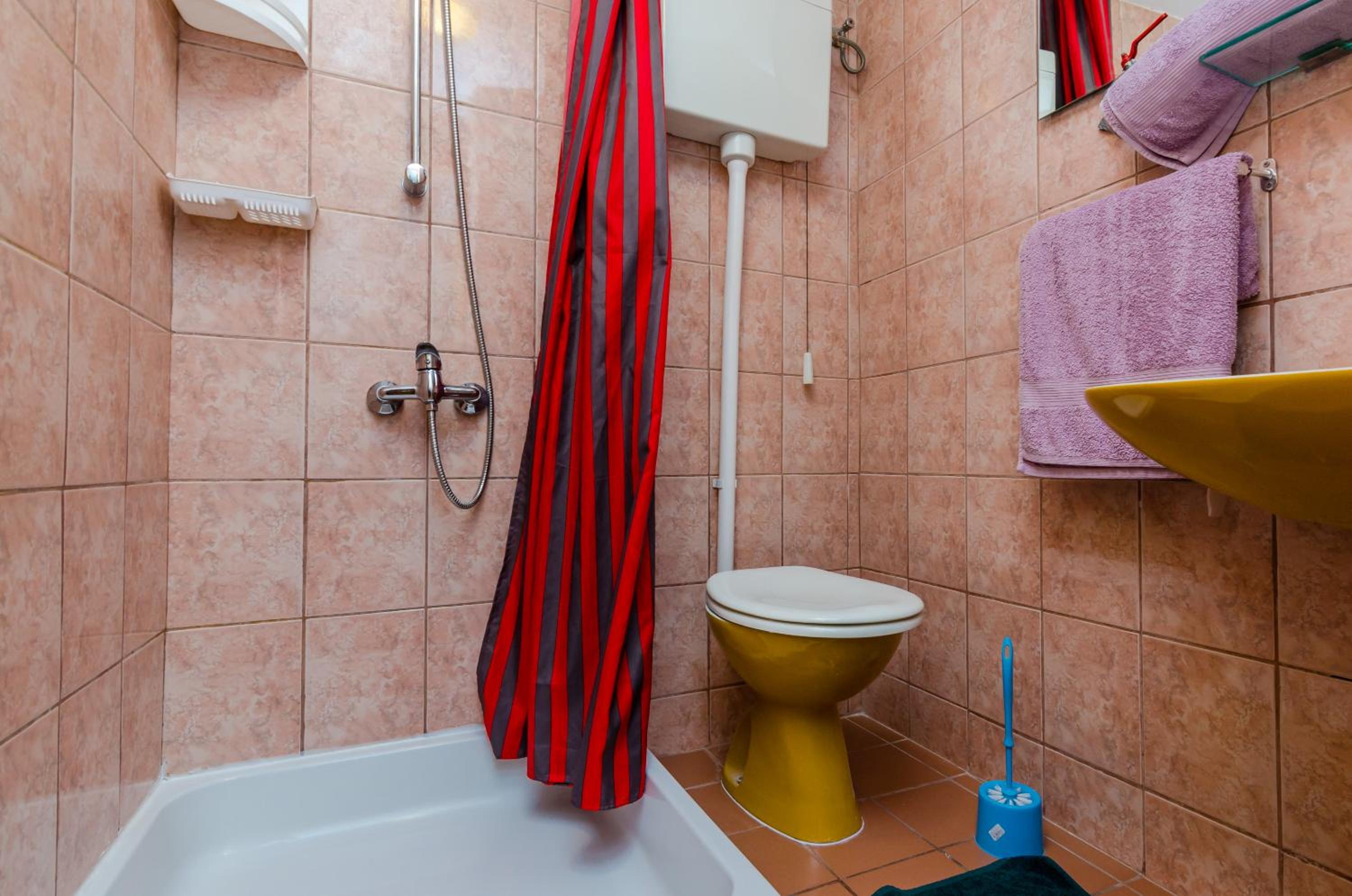 Apartments & Rooms Mihajica