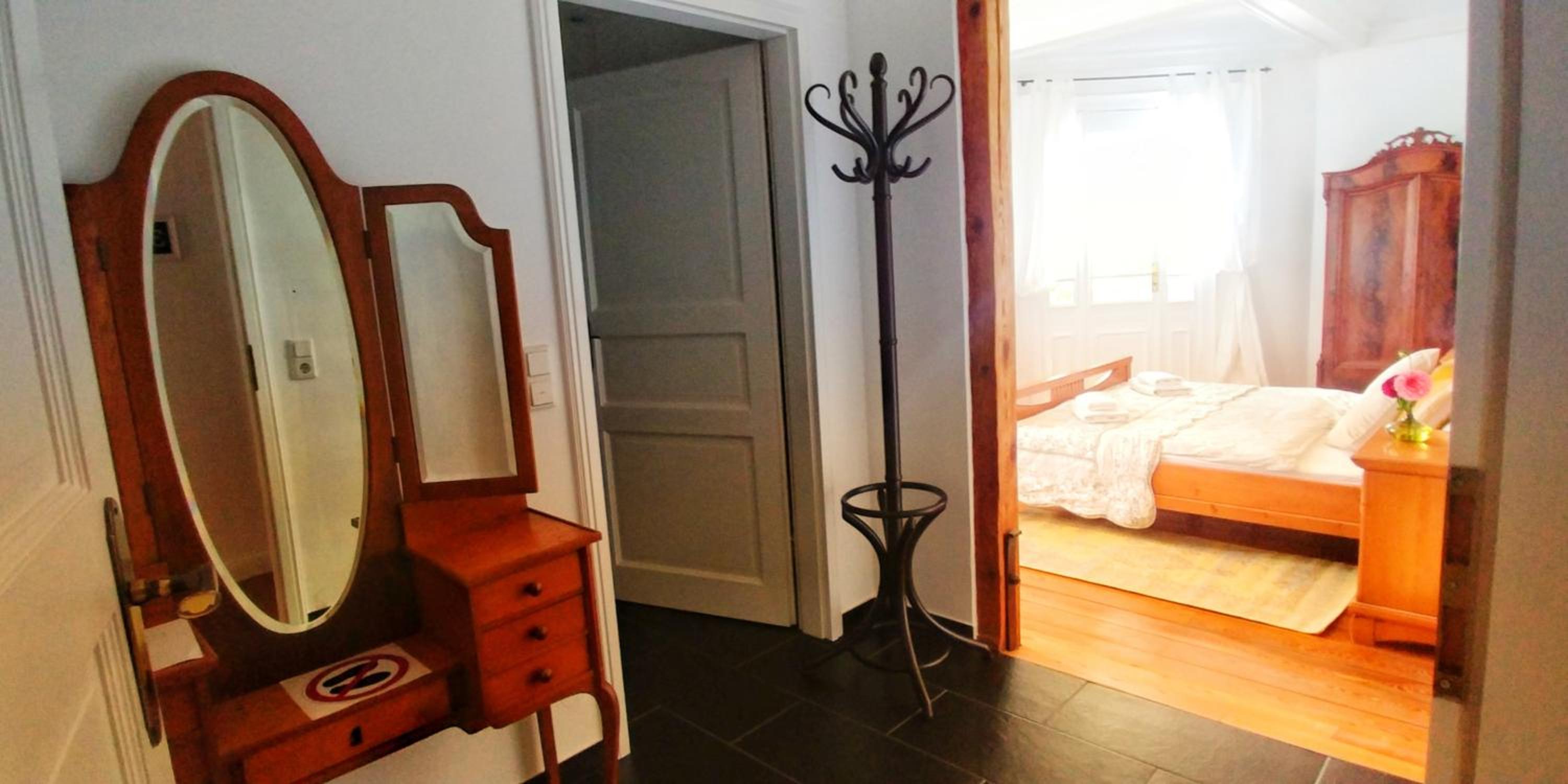 Privathotel Der Schwarze Herrgott No TV view 3