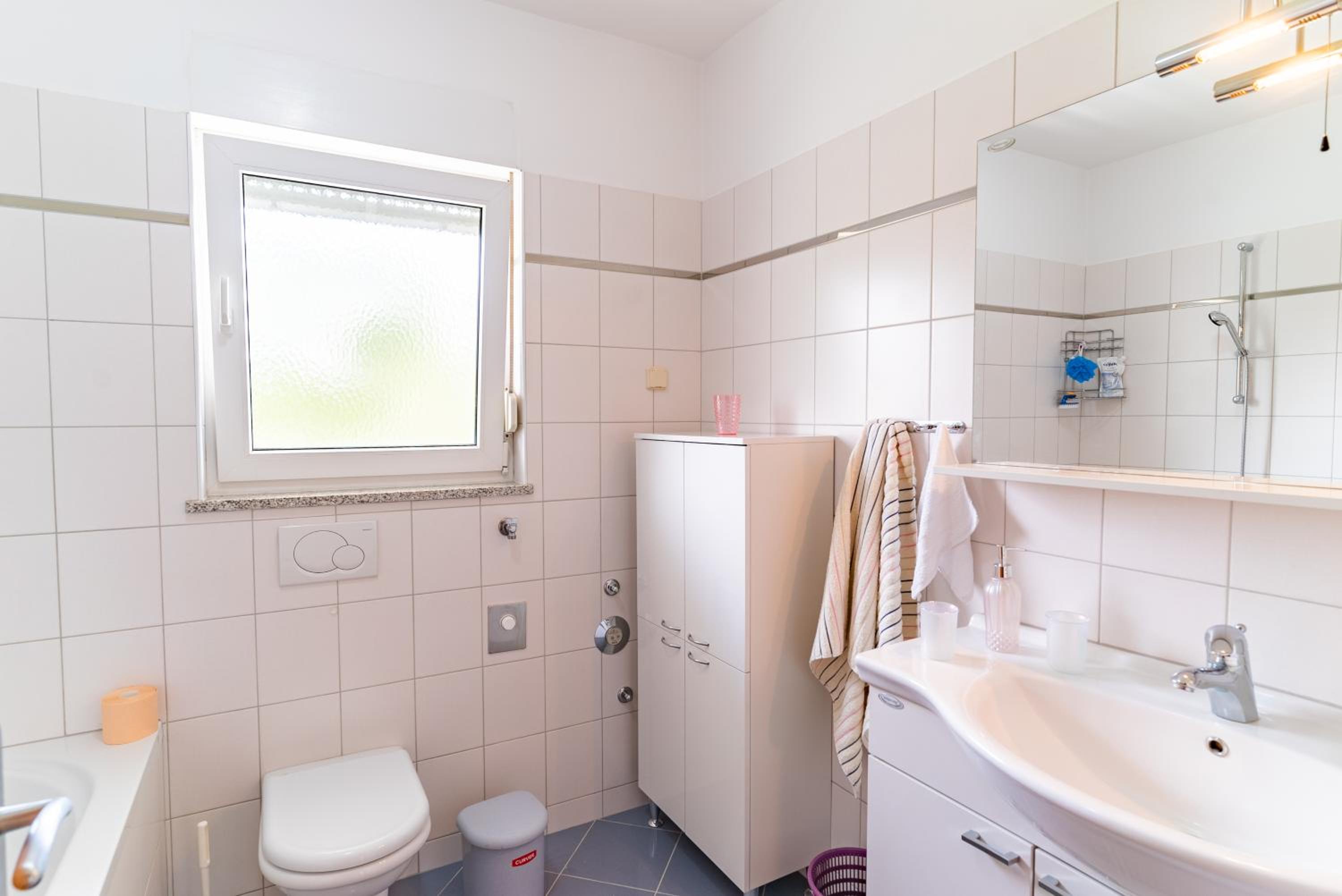 Big 4 bedroom apartment with private parking view 5